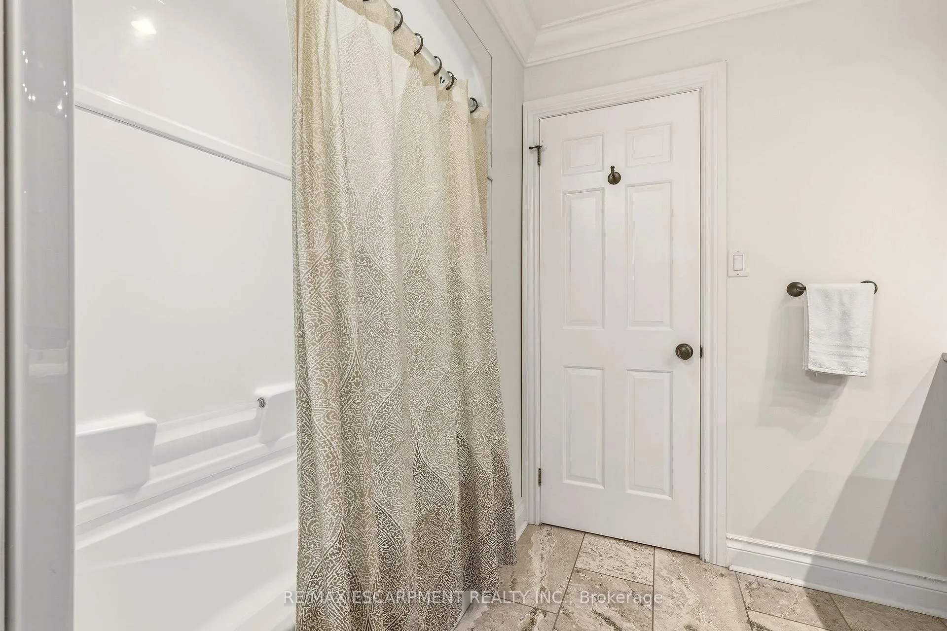 Photo 11 of 43 Maple Drive, Hamilton, Stoney Creek — HOMEH