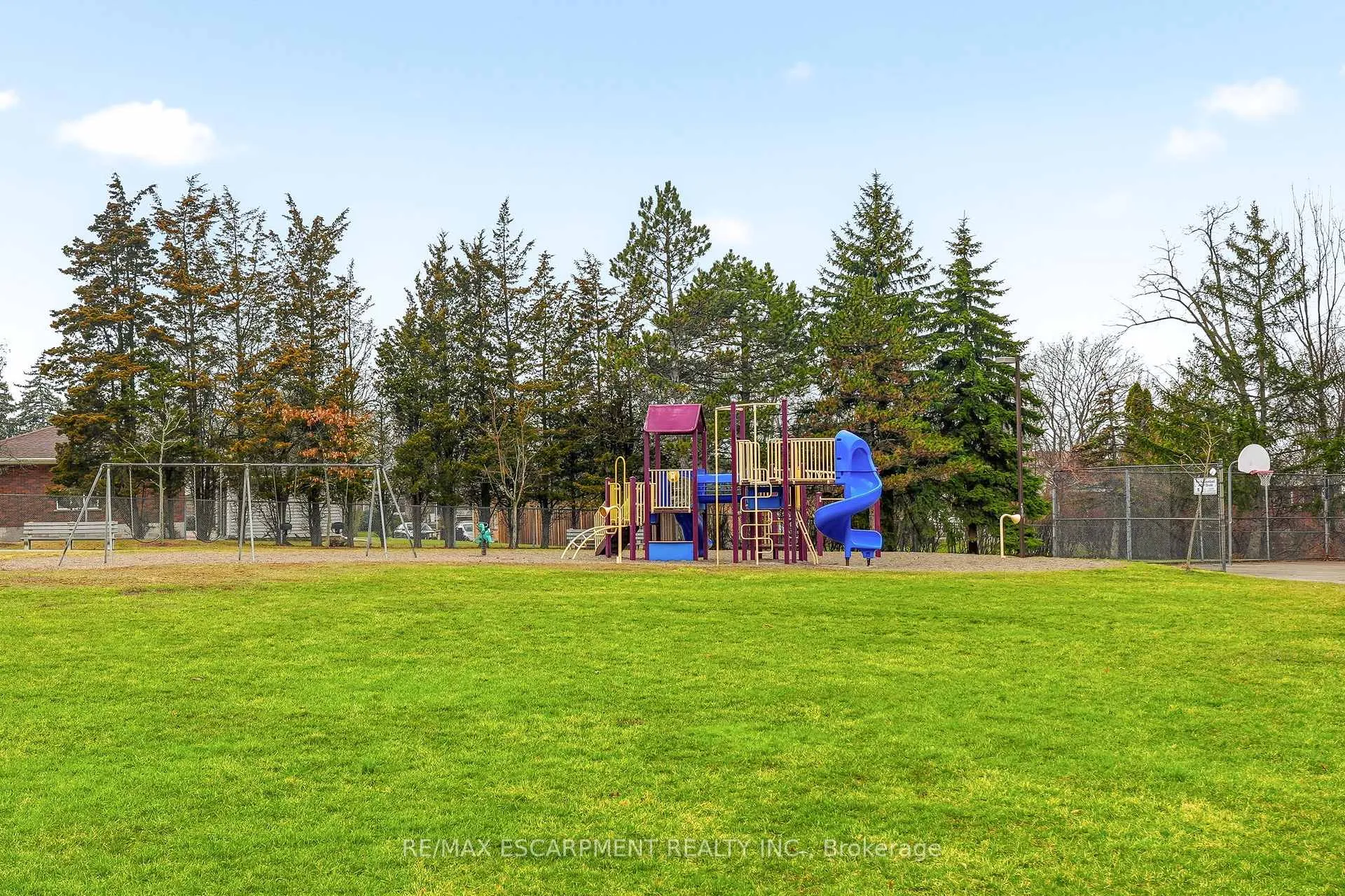 Photo 49 of 43 Maple Drive, Hamilton, Stoney Creek — HOMEH
