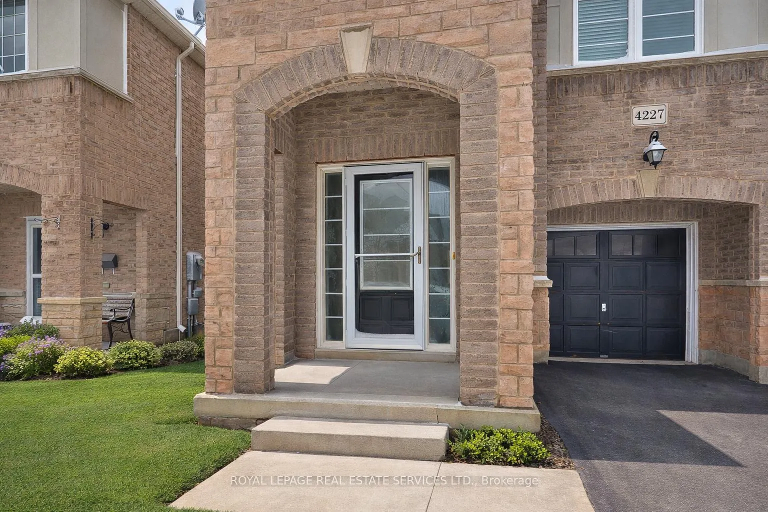 Photo 2 of 4227 Cole Crescent, Burlington, Alton — HOMEH