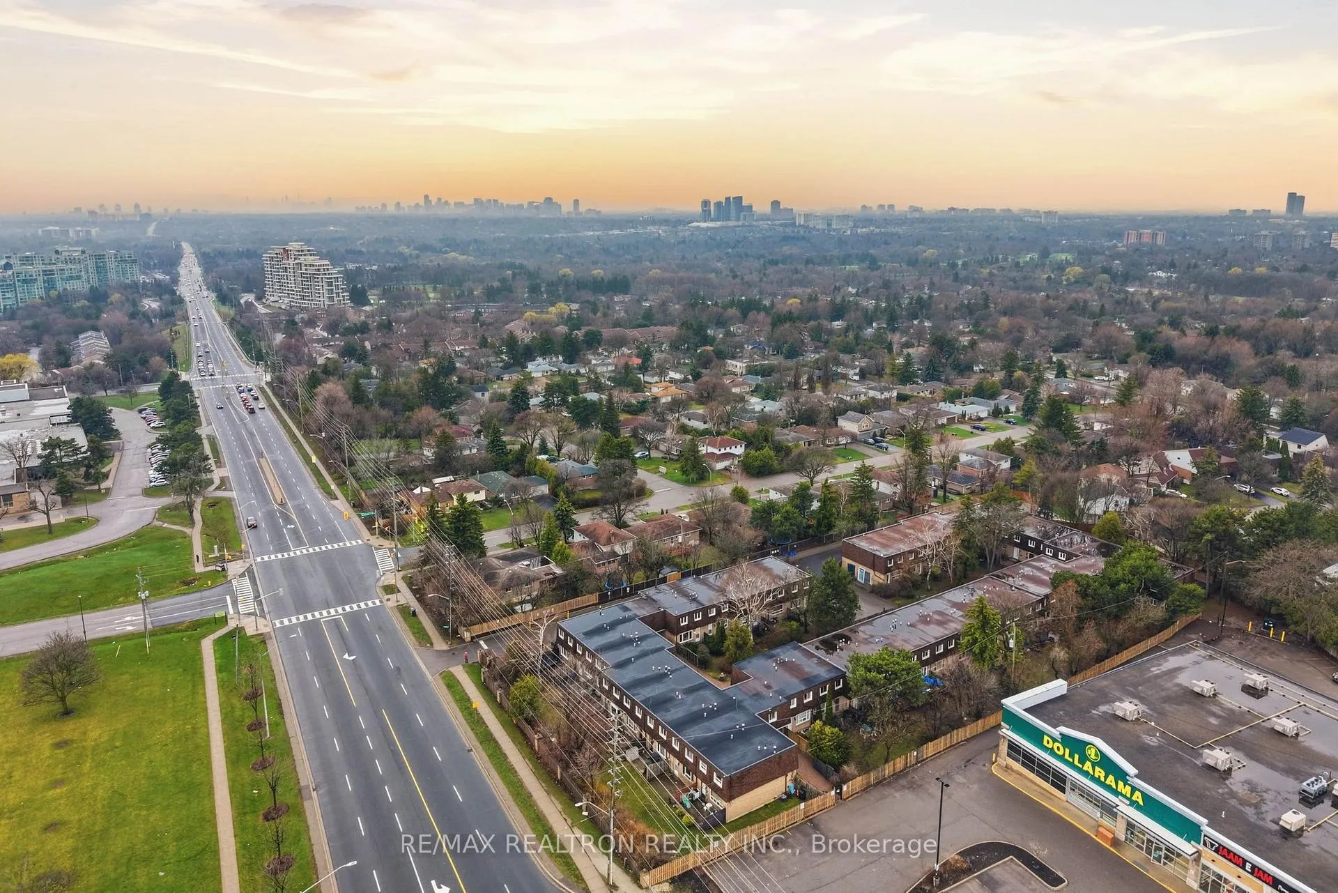 Photo 41 of Unit 39, 39 The Carriage Way, Markham, Royal Orchard — HOMEH