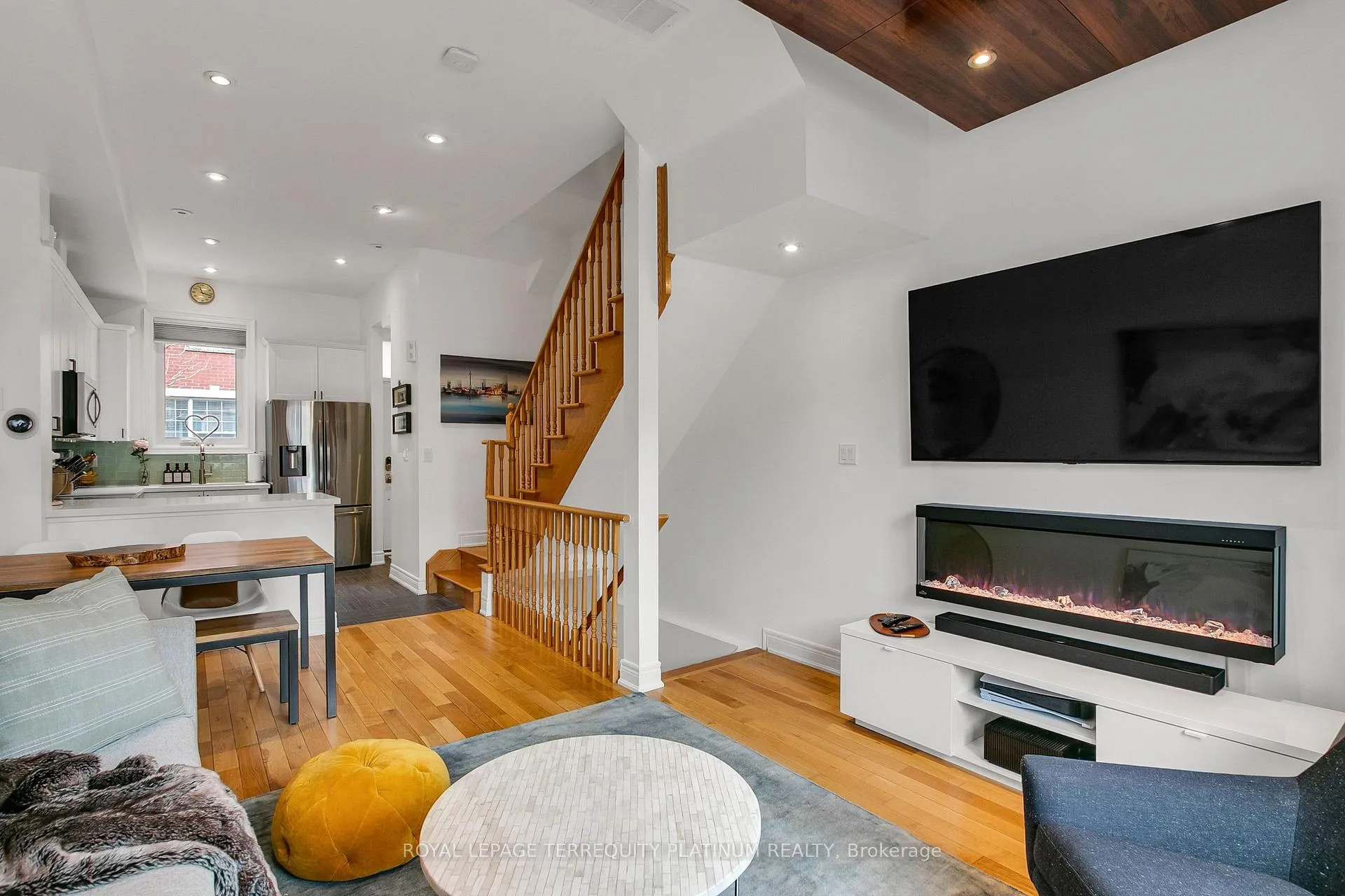 Photo 5 of 22 Fairhead Mews, Toronto, East End-Danforth — HOMEH
