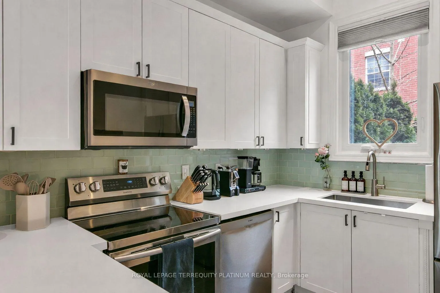 Photo 10 of 22 Fairhead Mews, Toronto, East End-Danforth — HOMEH