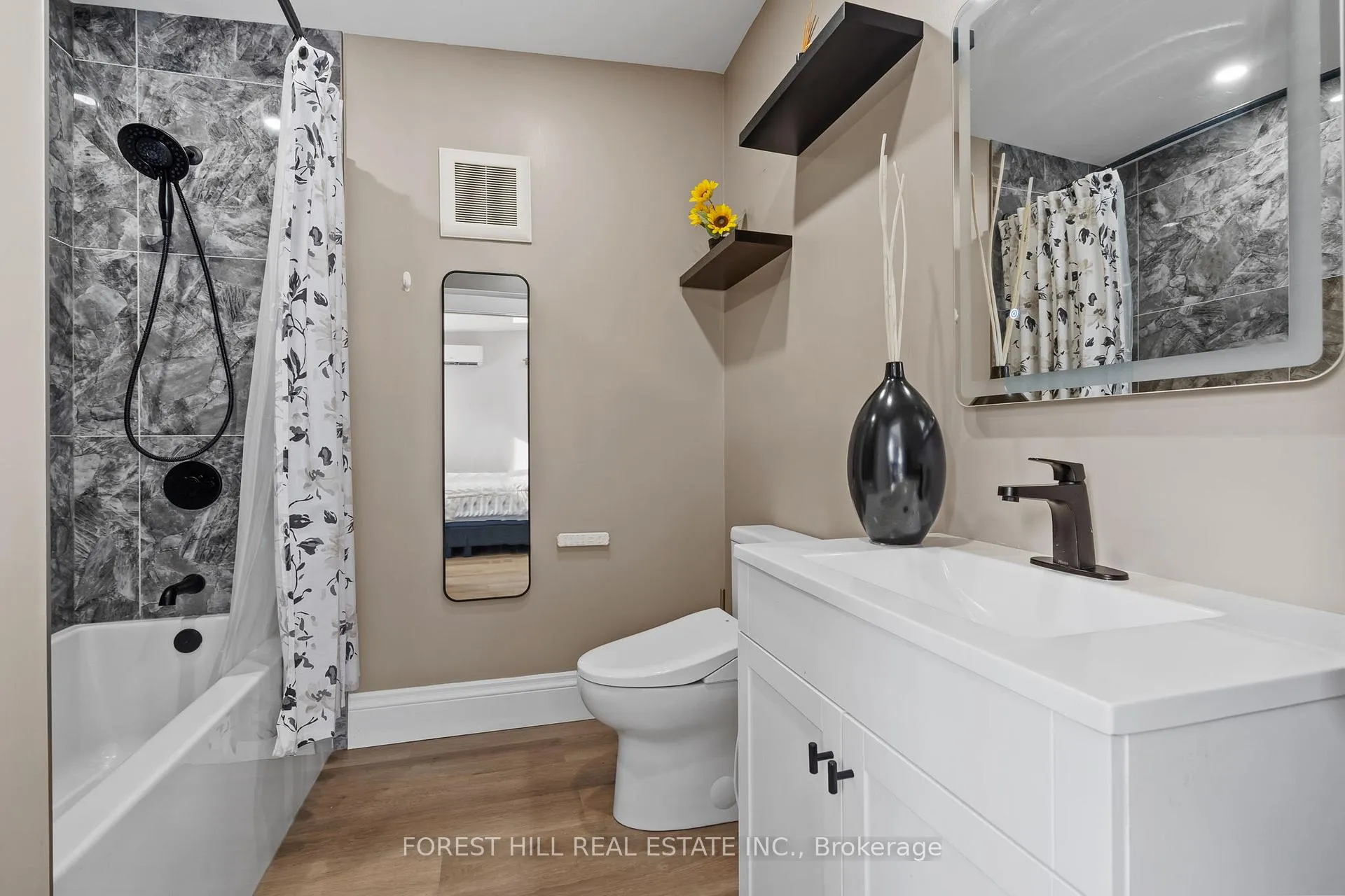 Photo 19 of 390 Glendale Avenue, St. Catharines, Burleigh Hill — HOMEH