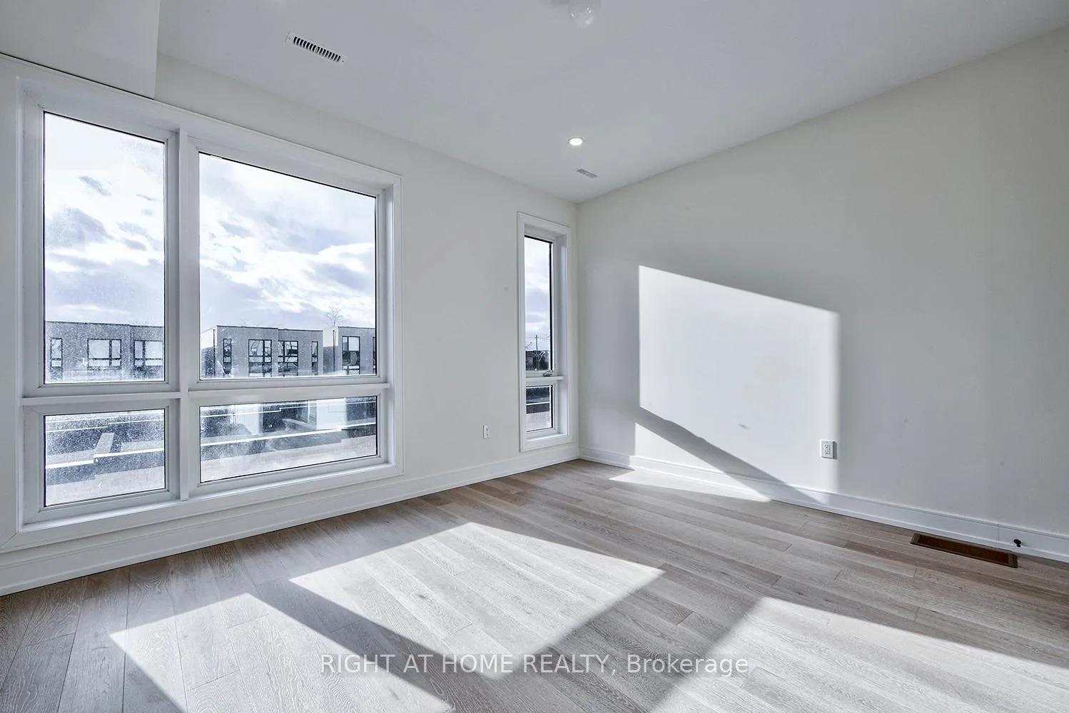 Photo 3 of 198 Mcroberts Avenue, Toronto, Corso Italia-Davenport — HOMEH