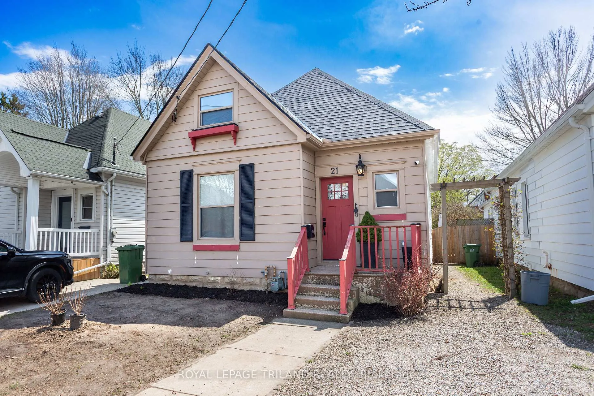 Photo 2 of 21 Maple Street, St. Thomas — HOMEH