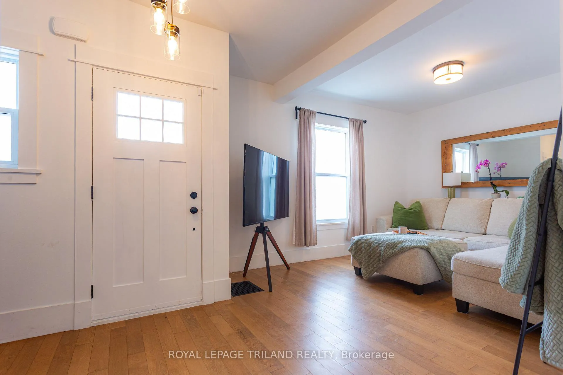 Photo 4 of 21 Maple Street, St. Thomas — HOMEH