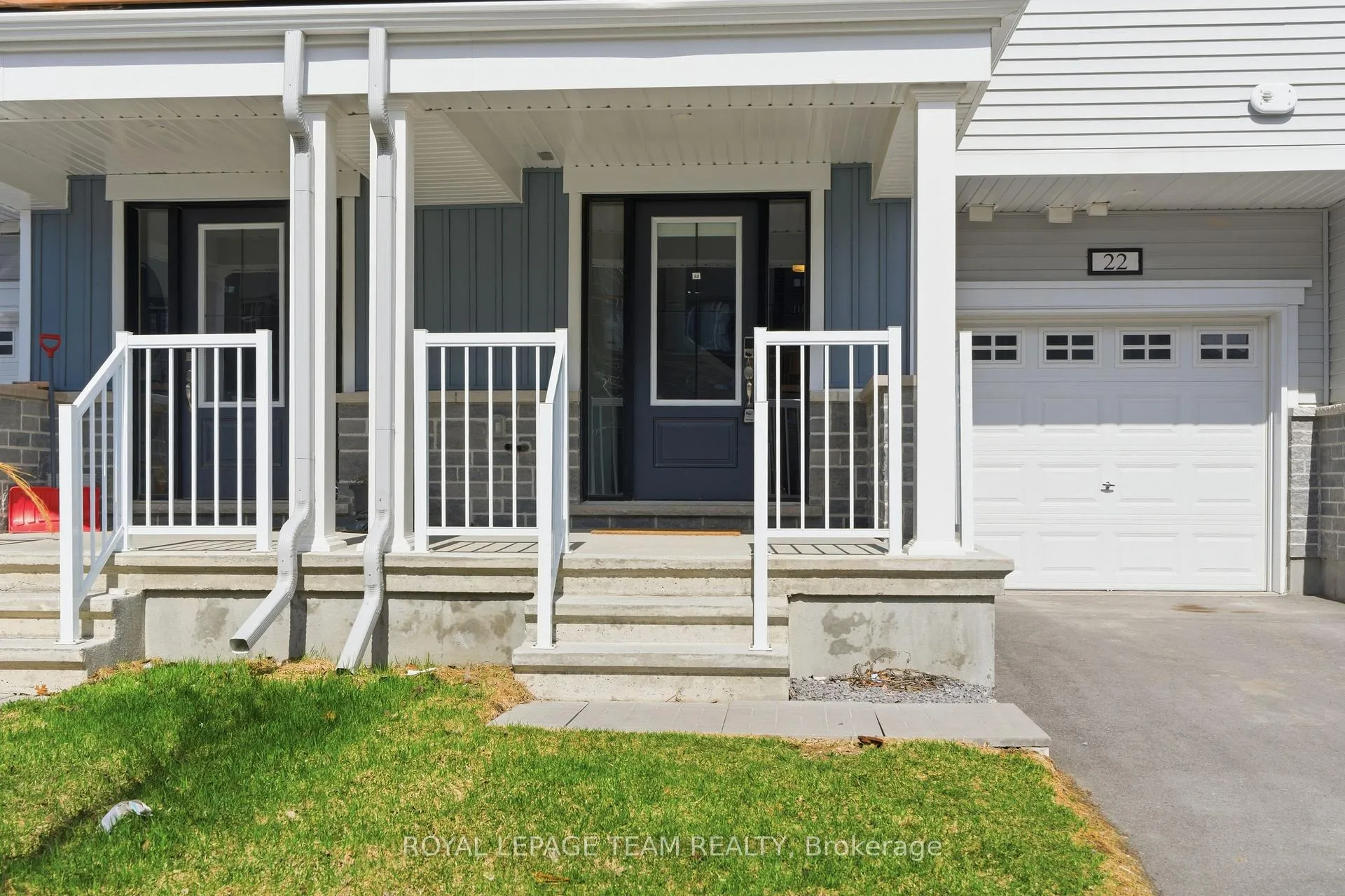 Photo 3 of 22 Stitch Mews, Ottawa, Goulbourn Twp From Franktown Rd/South To Rideau — HOMEH