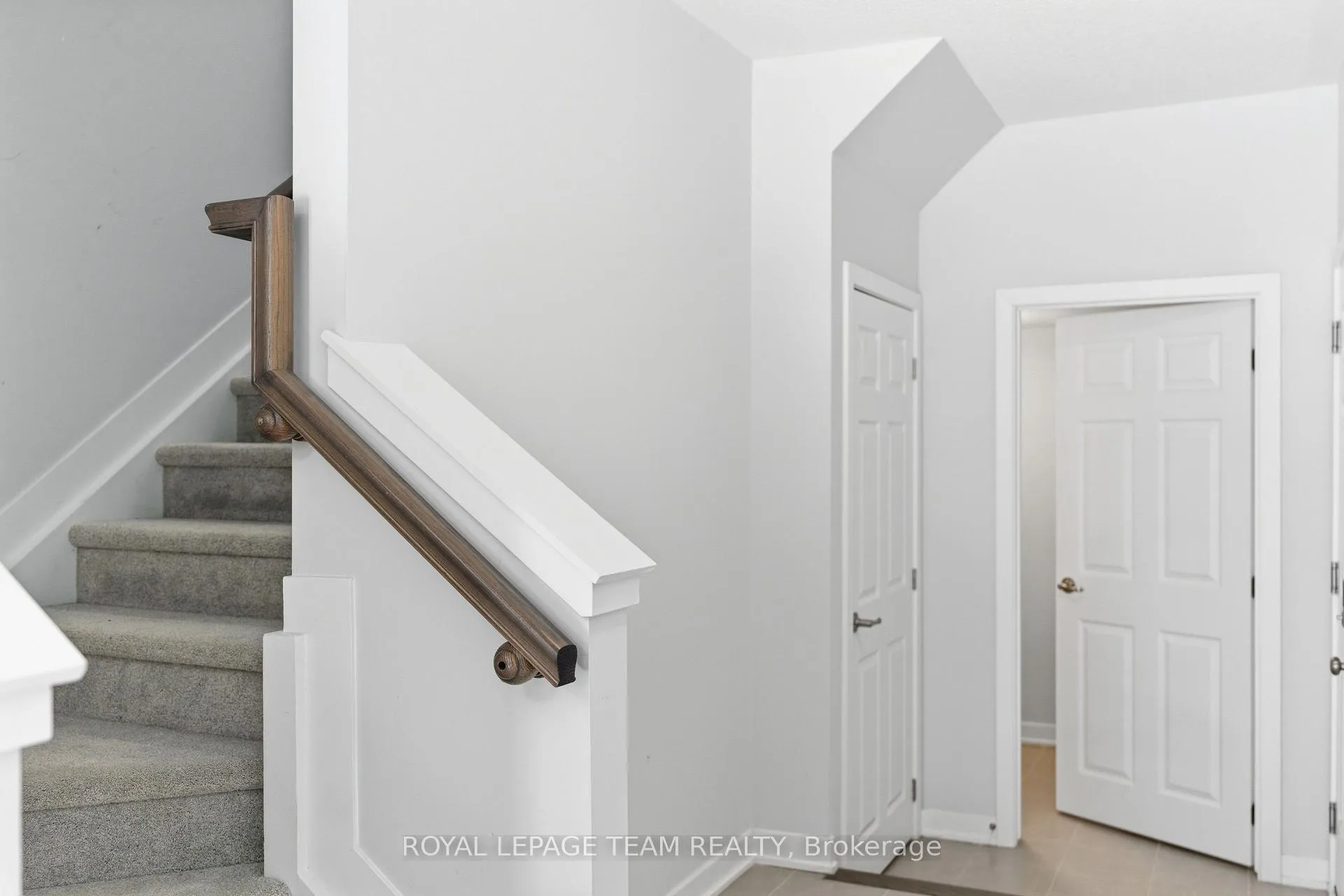Photo 7 of 22 Stitch Mews, Ottawa, Goulbourn Twp From Franktown Rd/South To Rideau — HOMEH