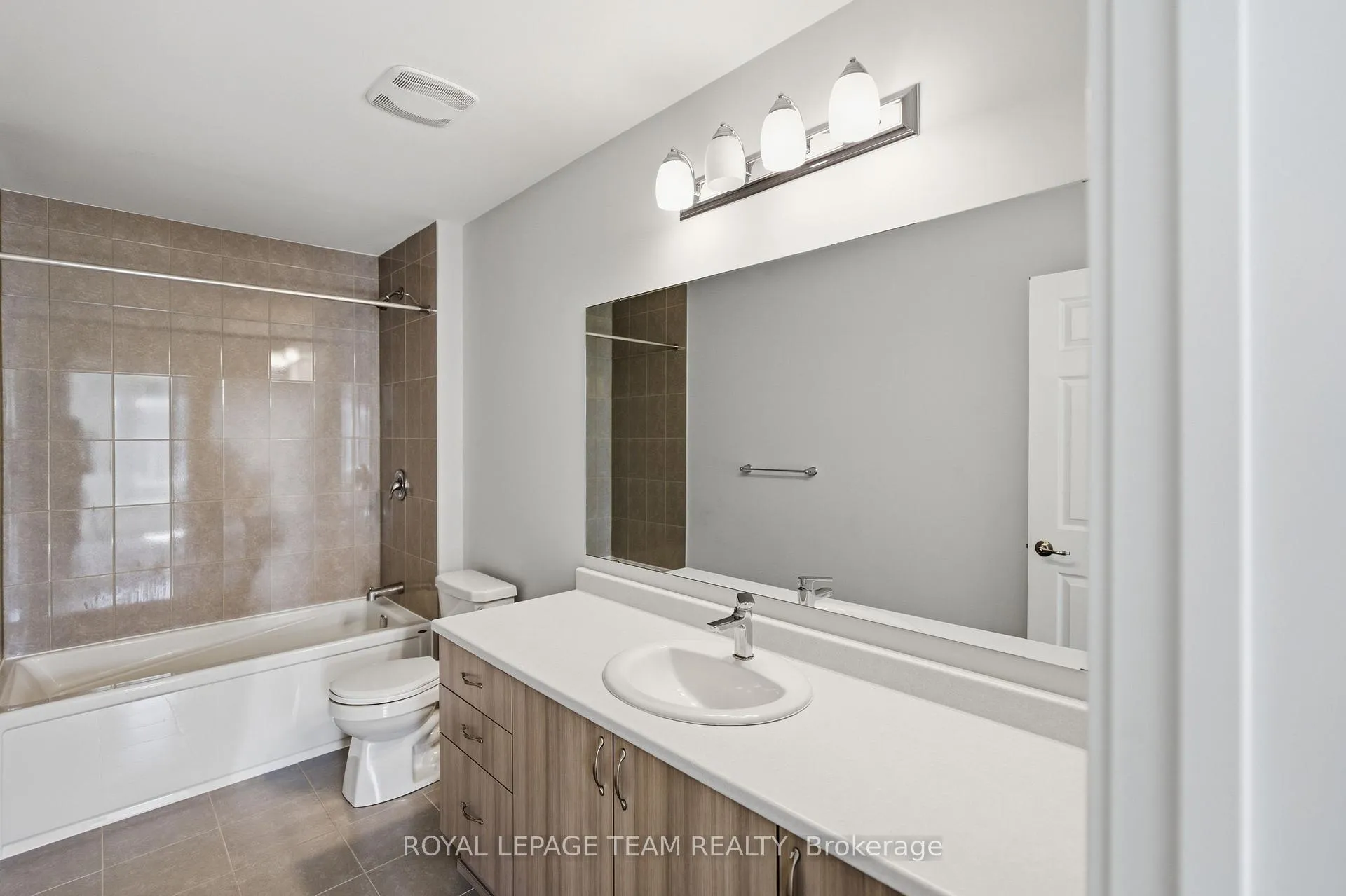 Photo 20 of 22 Stitch Mews, Ottawa, Goulbourn Twp From Franktown Rd/South To Rideau — HOMEH