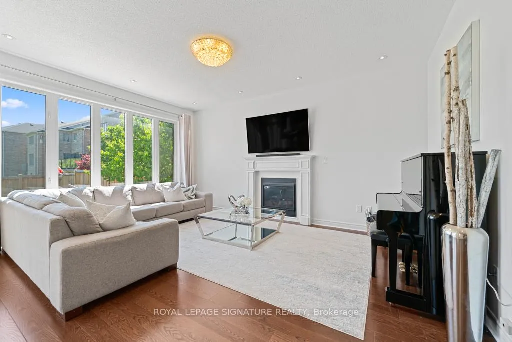 Photo 4 of 237 William Graham Drive, Aurora, Rural Aurora — HOMEH
