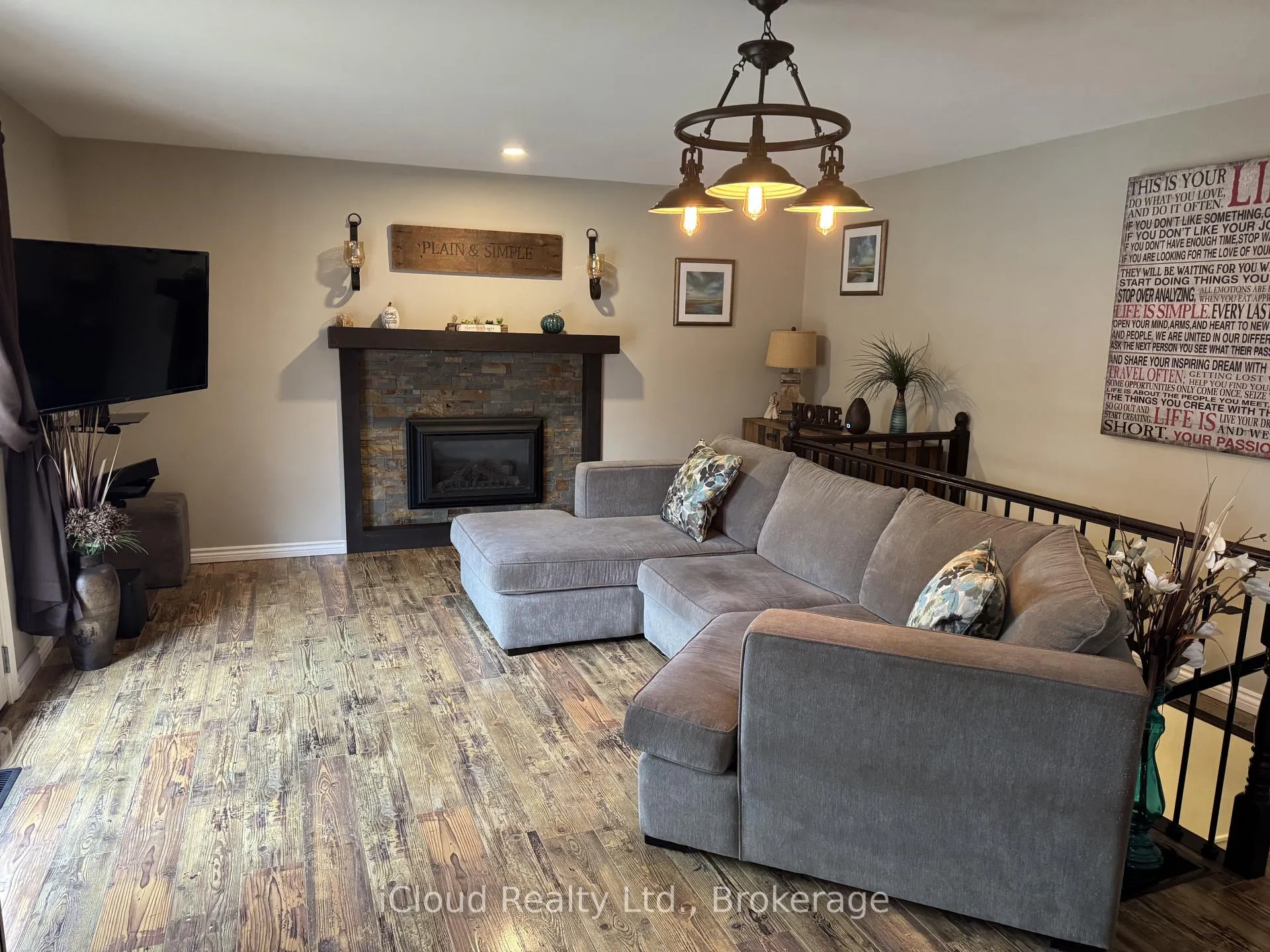 Photo 7 of 17 Agnes Street, Caledon, Alton — HOMEH