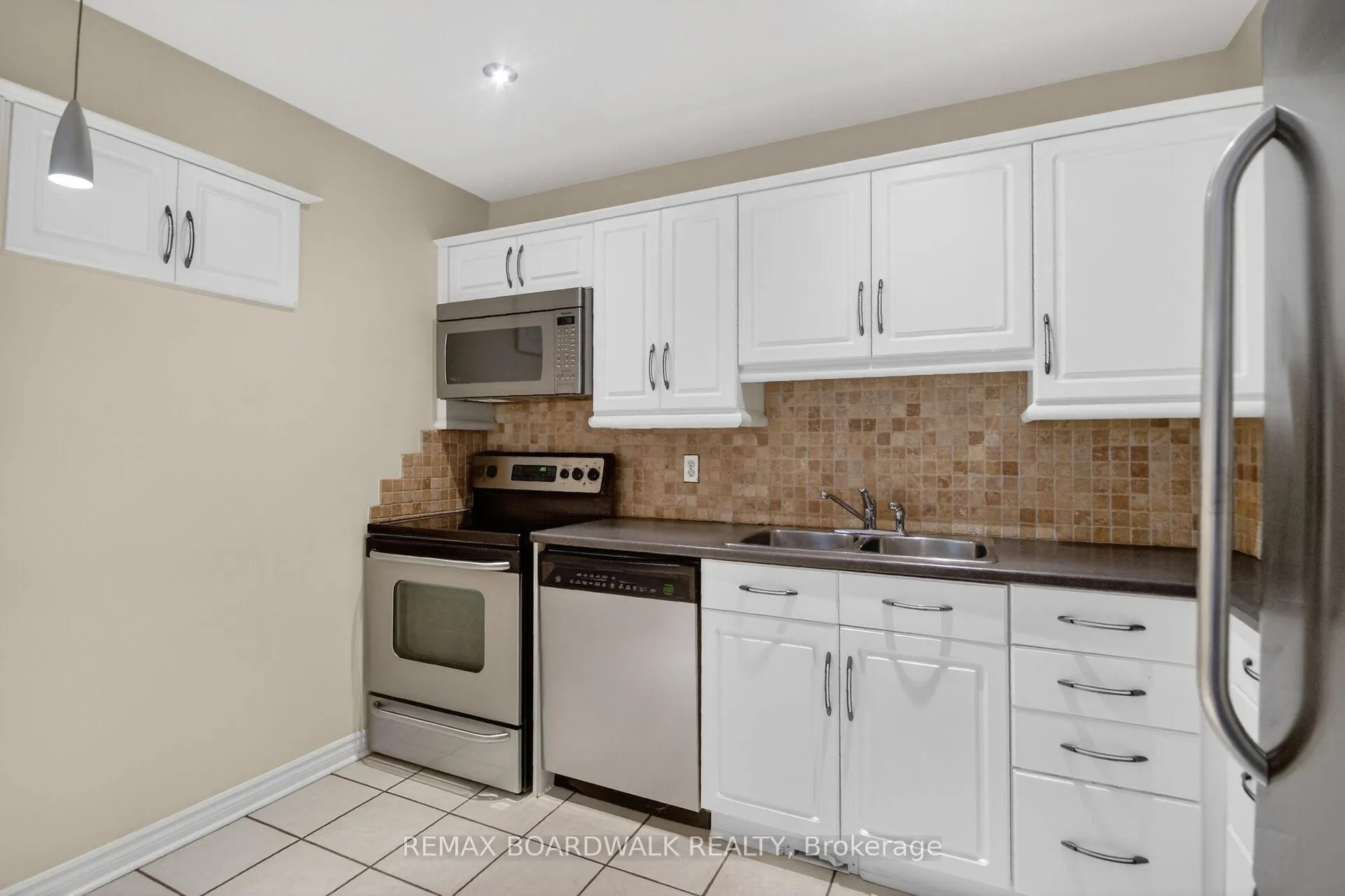 Photo 8 of Unit 10, 47 Sunridge Lane, Ottawa, Barrhaven - On the Green — HOMEH