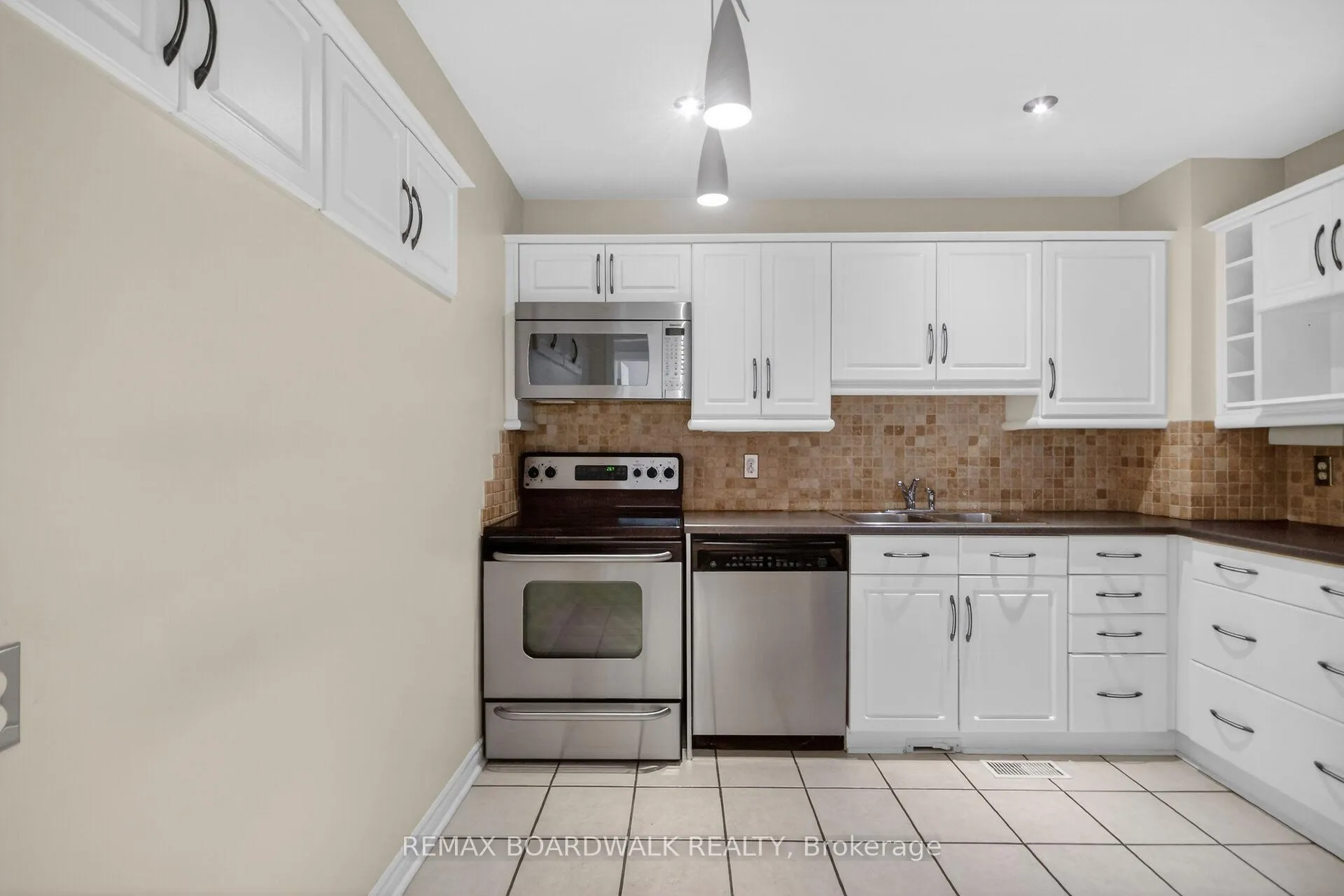 Photo 10 of Unit 10, 47 Sunridge Lane, Ottawa, Barrhaven - On the Green — HOMEH