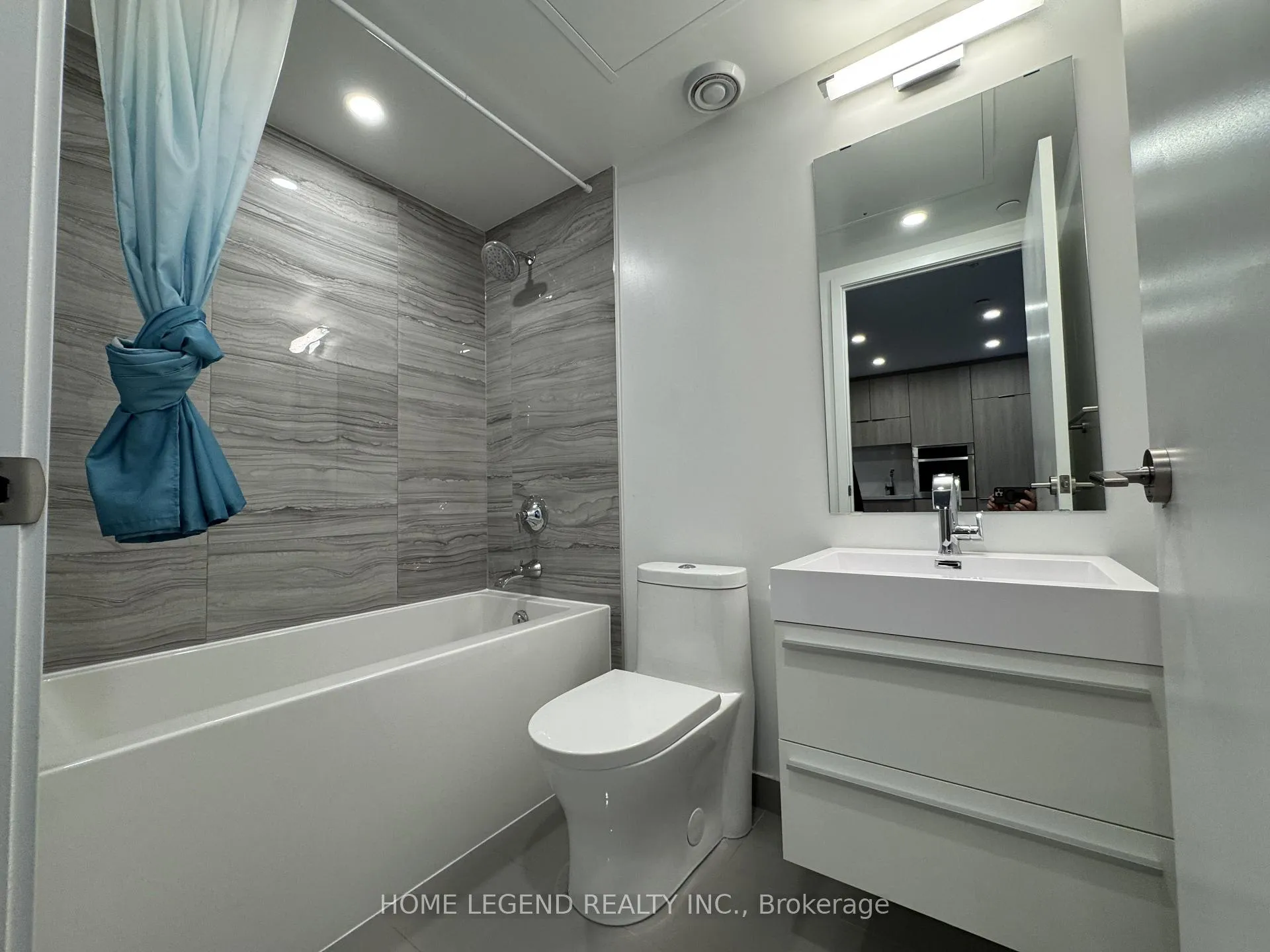 Photo 5 of Unit 706, 39 Roehampton Avenue, Toronto, Mount Pleasant West — HOMEH