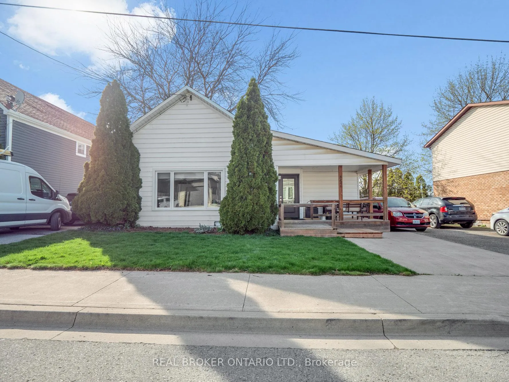Photo 3 of 4246 Academy Street, Lincoln, Beamsville — HOMEH