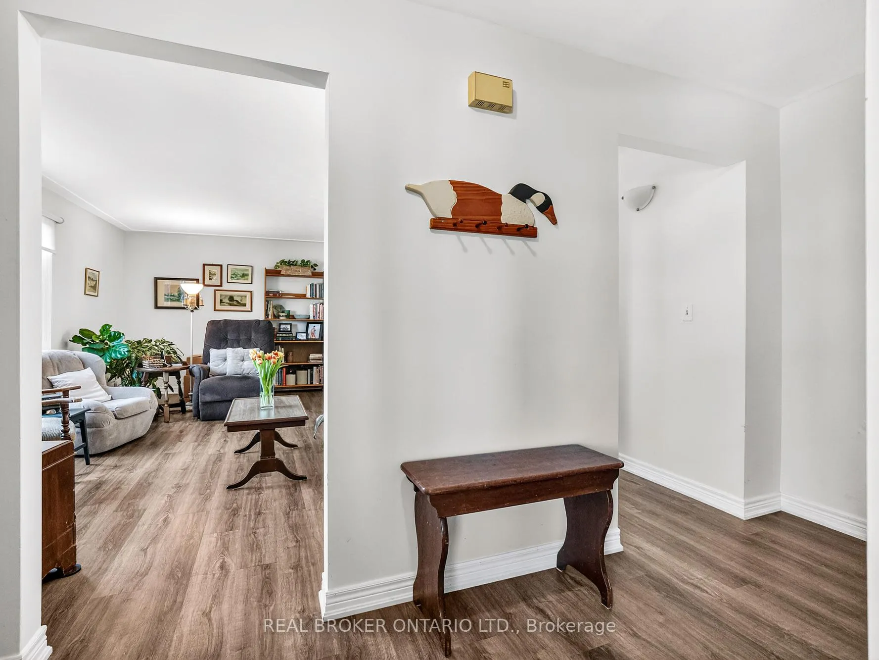 Photo 10 of 4246 Academy Street, Lincoln, Beamsville — HOMEH