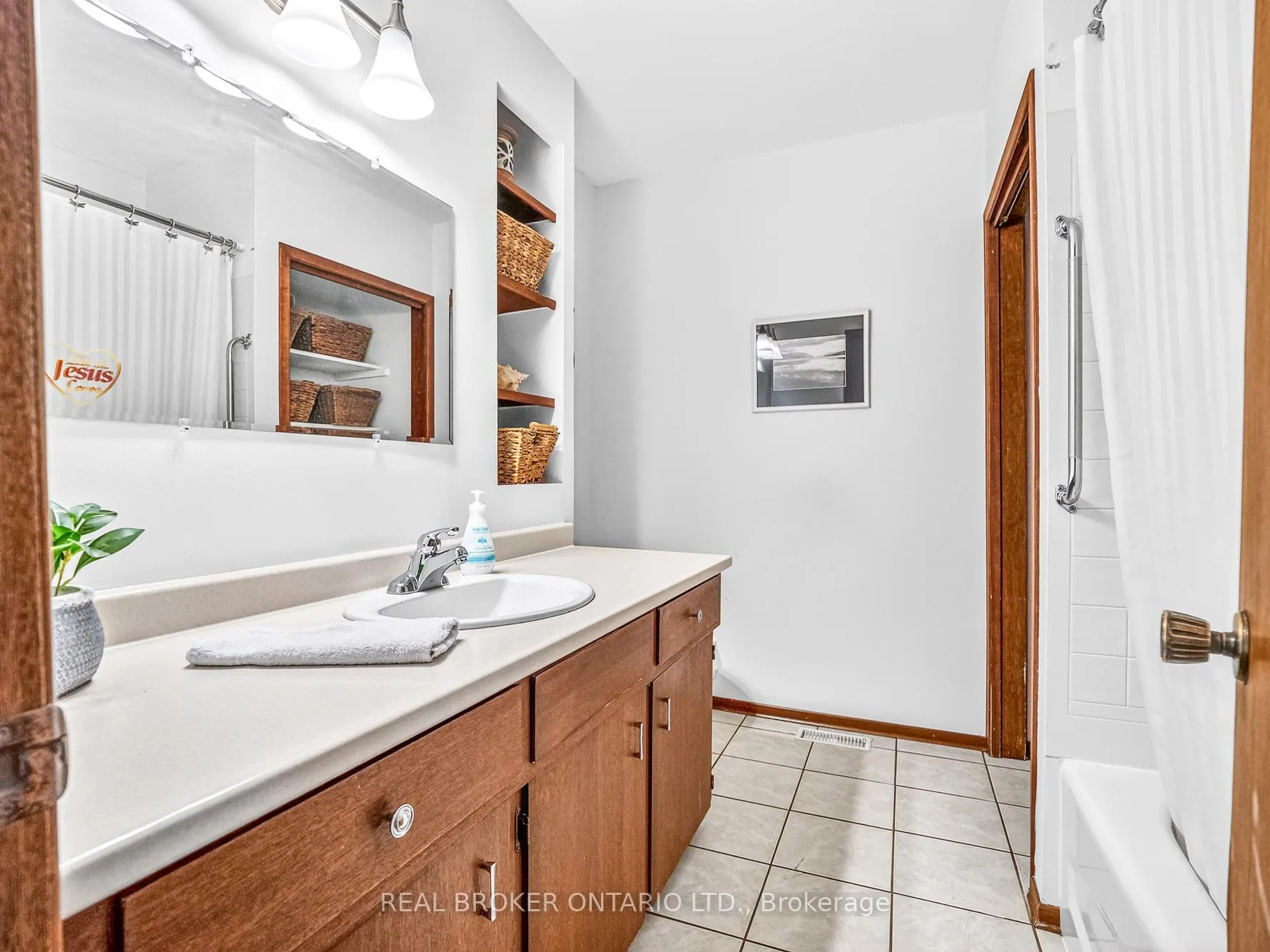 Photo 14 of 4246 Academy Street, Lincoln, Beamsville — HOMEH