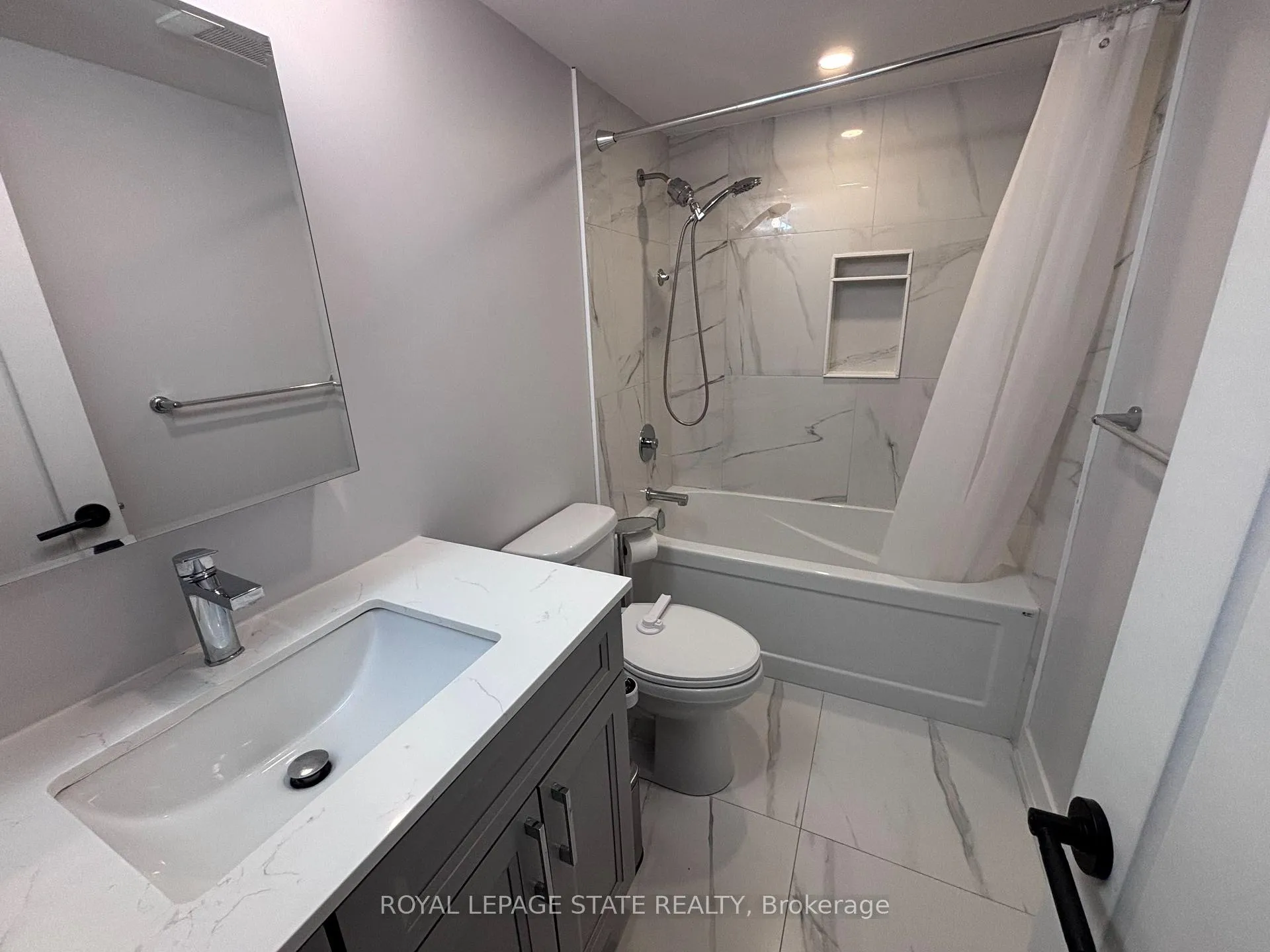 Photo 14 of Unit 2, 185 Bonaventure Drive, Hamilton, Gilbert — HOMEH