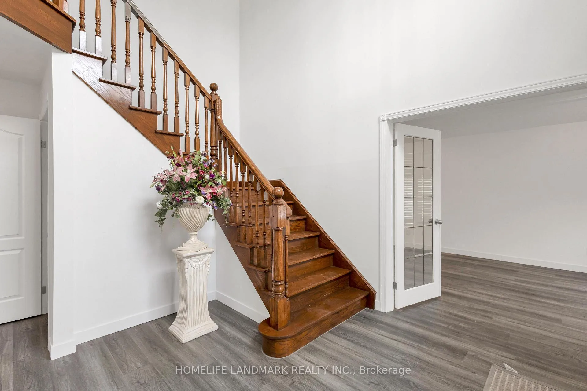 Photo 5 of 579 Paradise Crescent, Waterloo — HOMEH