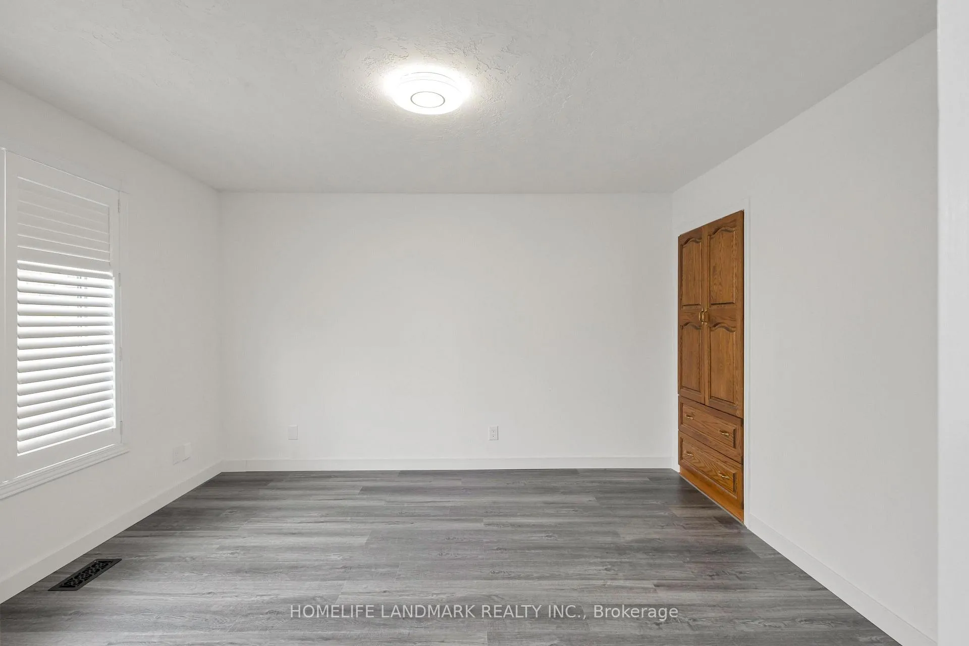 Photo 16 of 579 Paradise Crescent, Waterloo — HOMEH