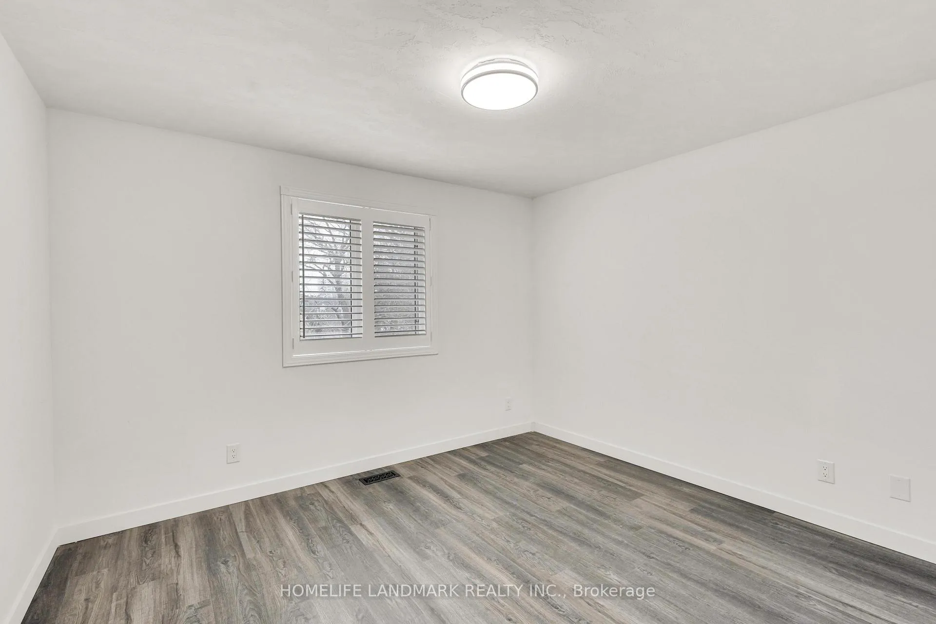 Photo 31 of 579 Paradise Crescent, Waterloo — HOMEH