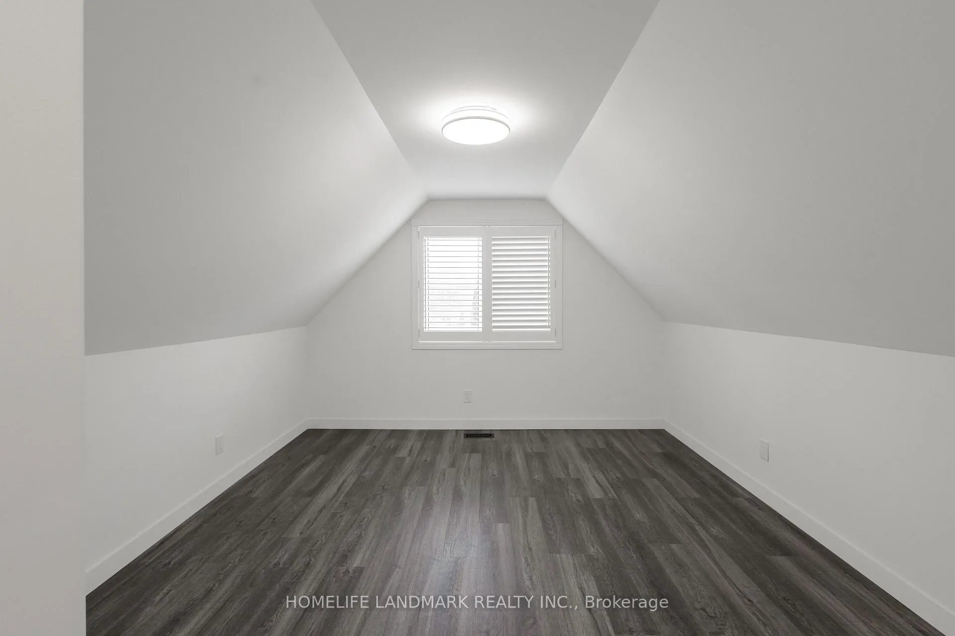 Photo 35 of 579 Paradise Crescent, Waterloo — HOMEH