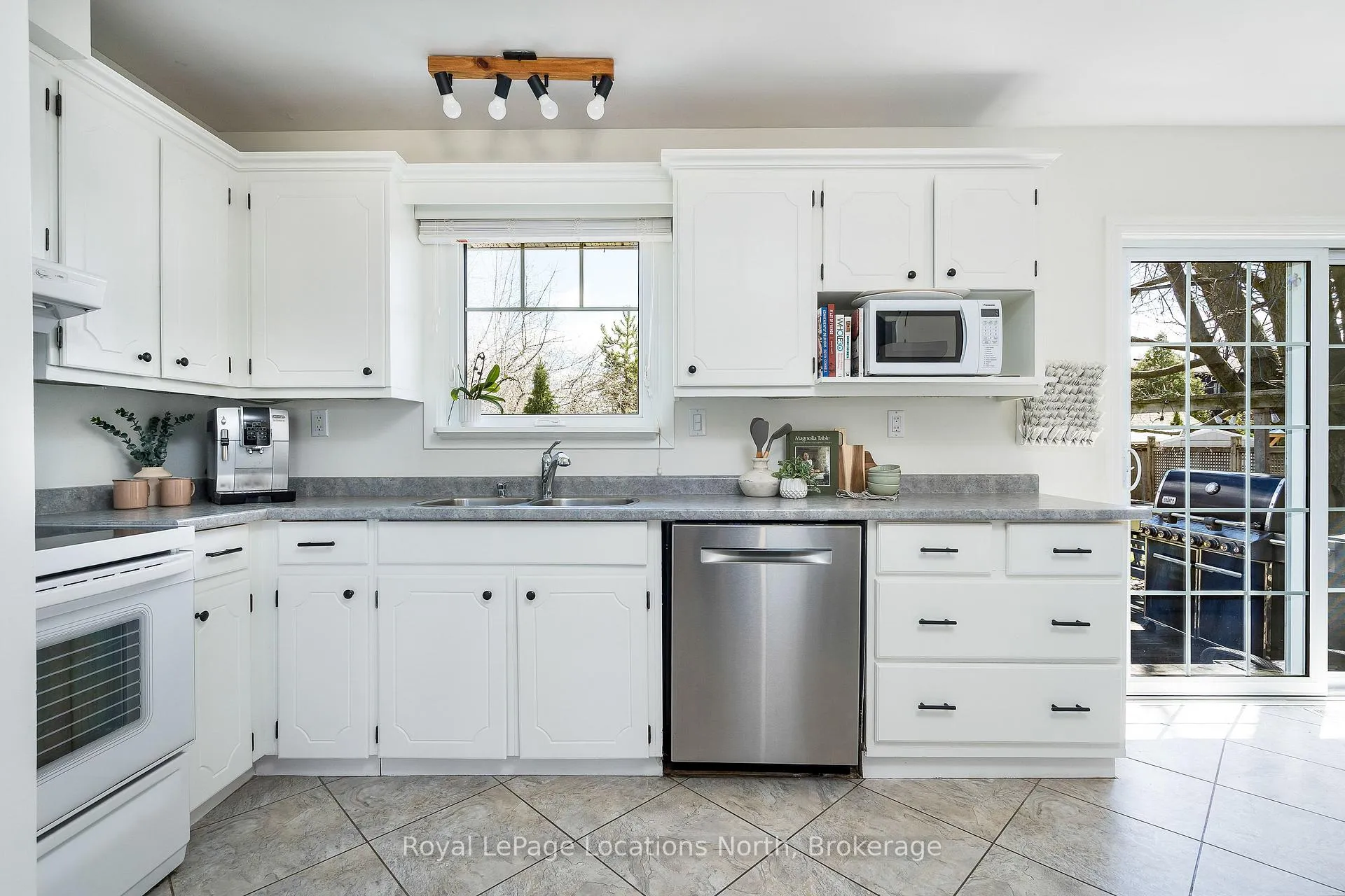 Photo 11 of 12 Bryan Drive, Collingwood — HOMEH