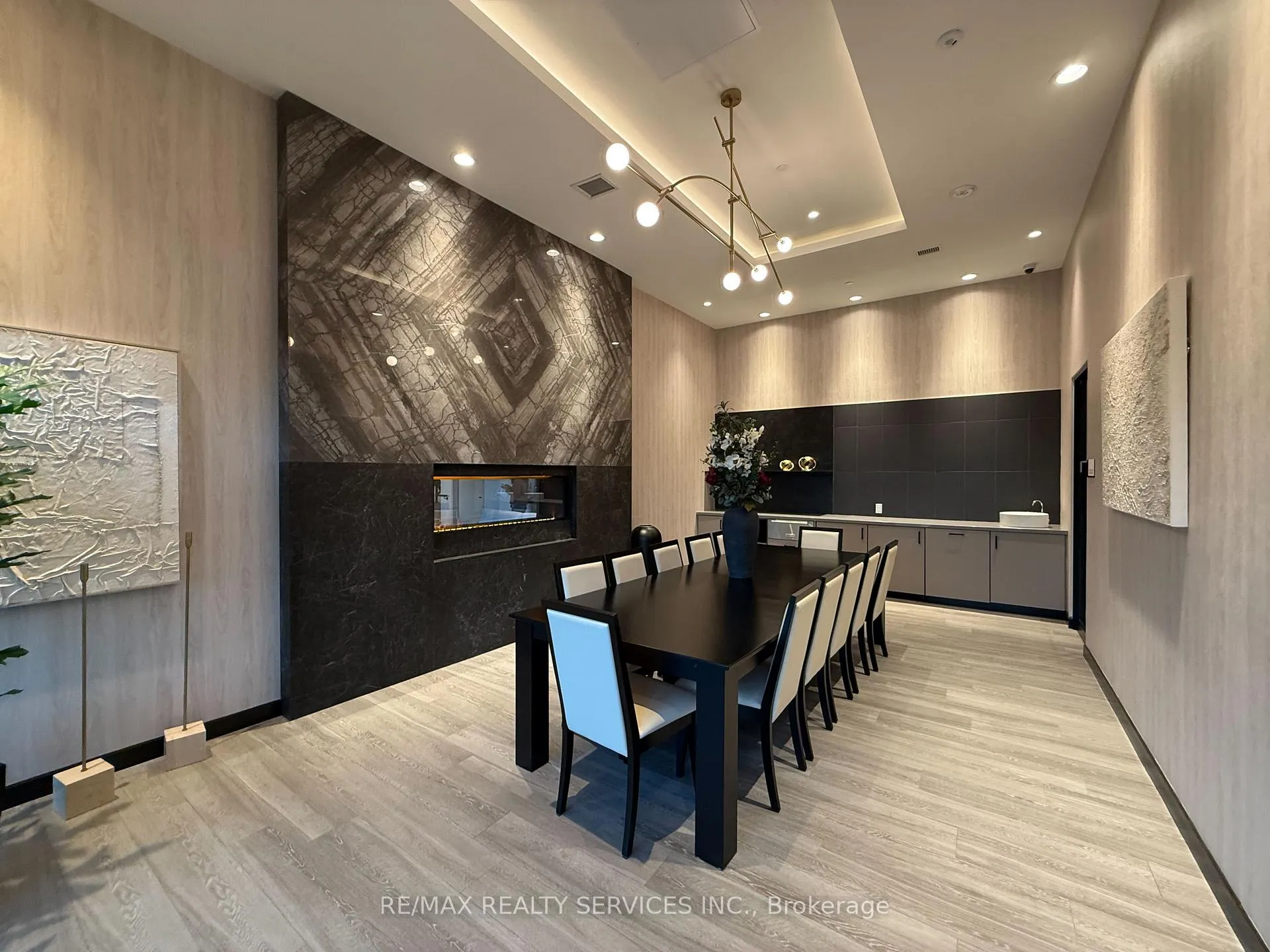 Photo 11 of Unit 805B, 8020 Derry Cross W, Milton, Coates — HOMEH