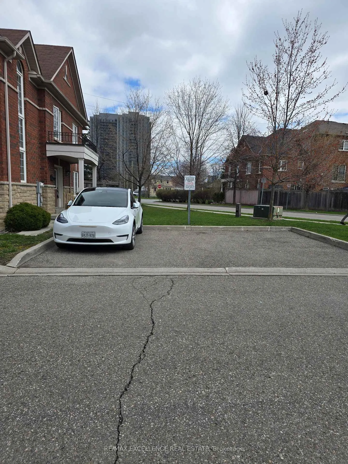 Photo 2 of 10 Sand Wedge Lane, Brampton, Downtown Brampton — HOMEH