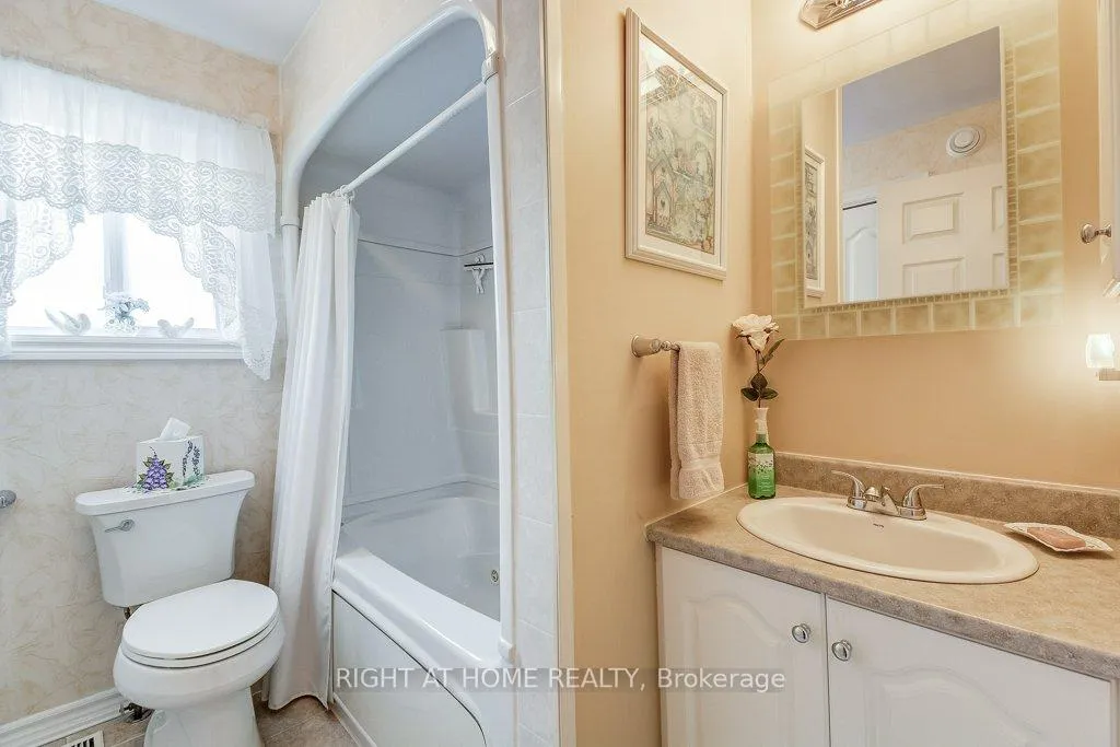 Photo 18 of 126 Glenariff Drive, Hamilton, Rural Flamborough — HOMEH