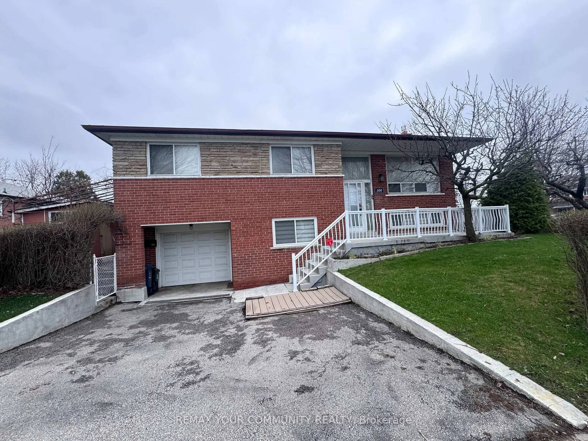 Front of Unit UPPER, 300 Driftwood Avenue