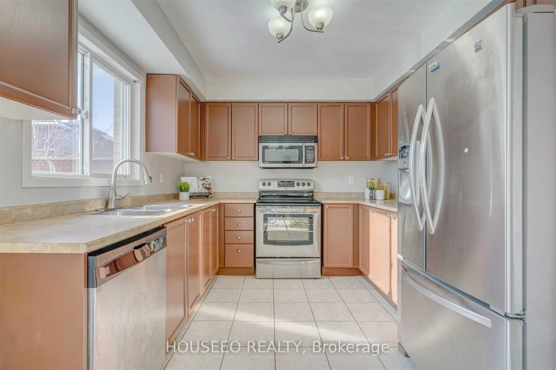 Photo 8 of 127 Farthingale Crescent, Brampton, Fletcher's Meadow — HOMEH
