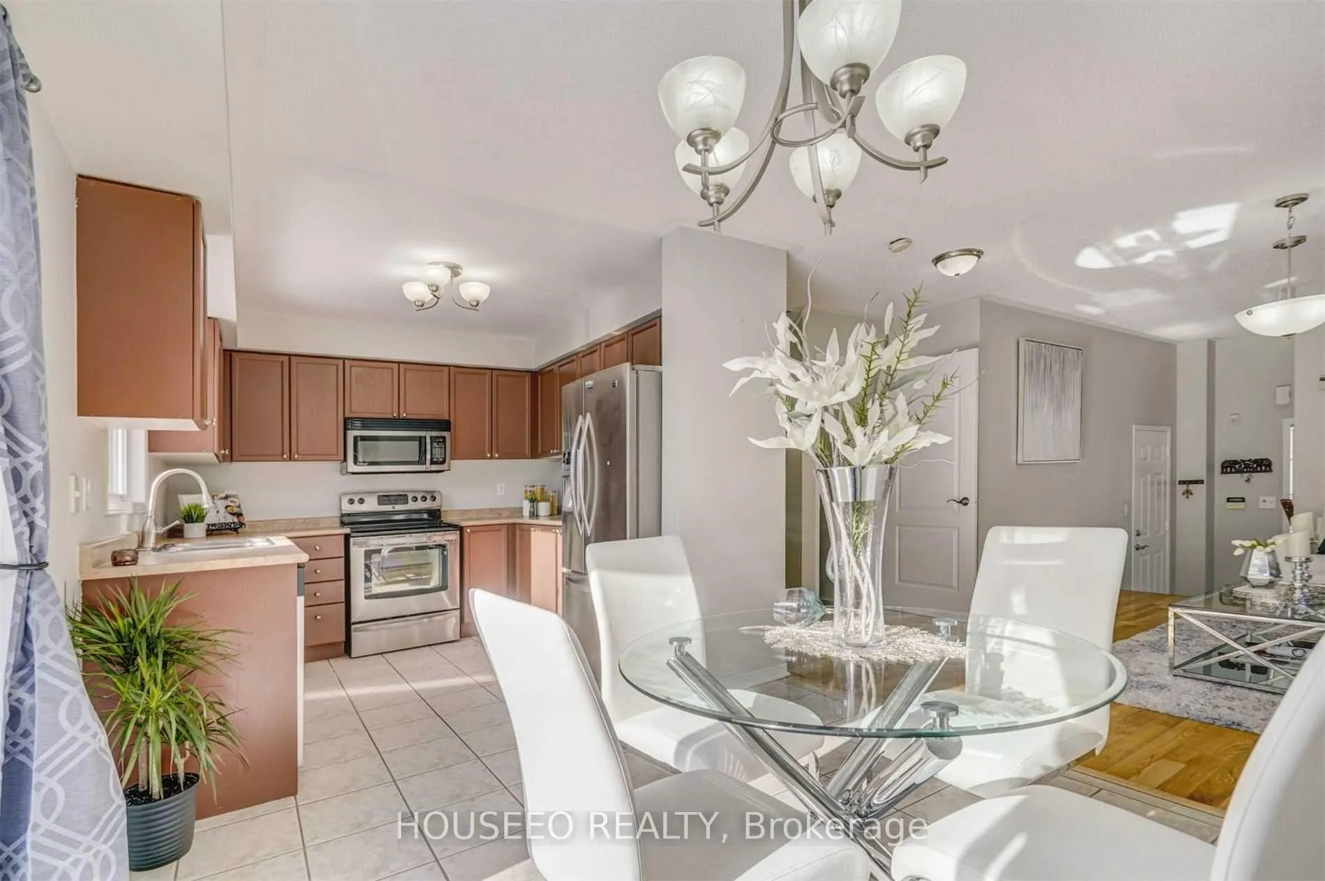 Photo 9 of 127 Farthingale Crescent, Brampton, Fletcher's Meadow — HOMEH