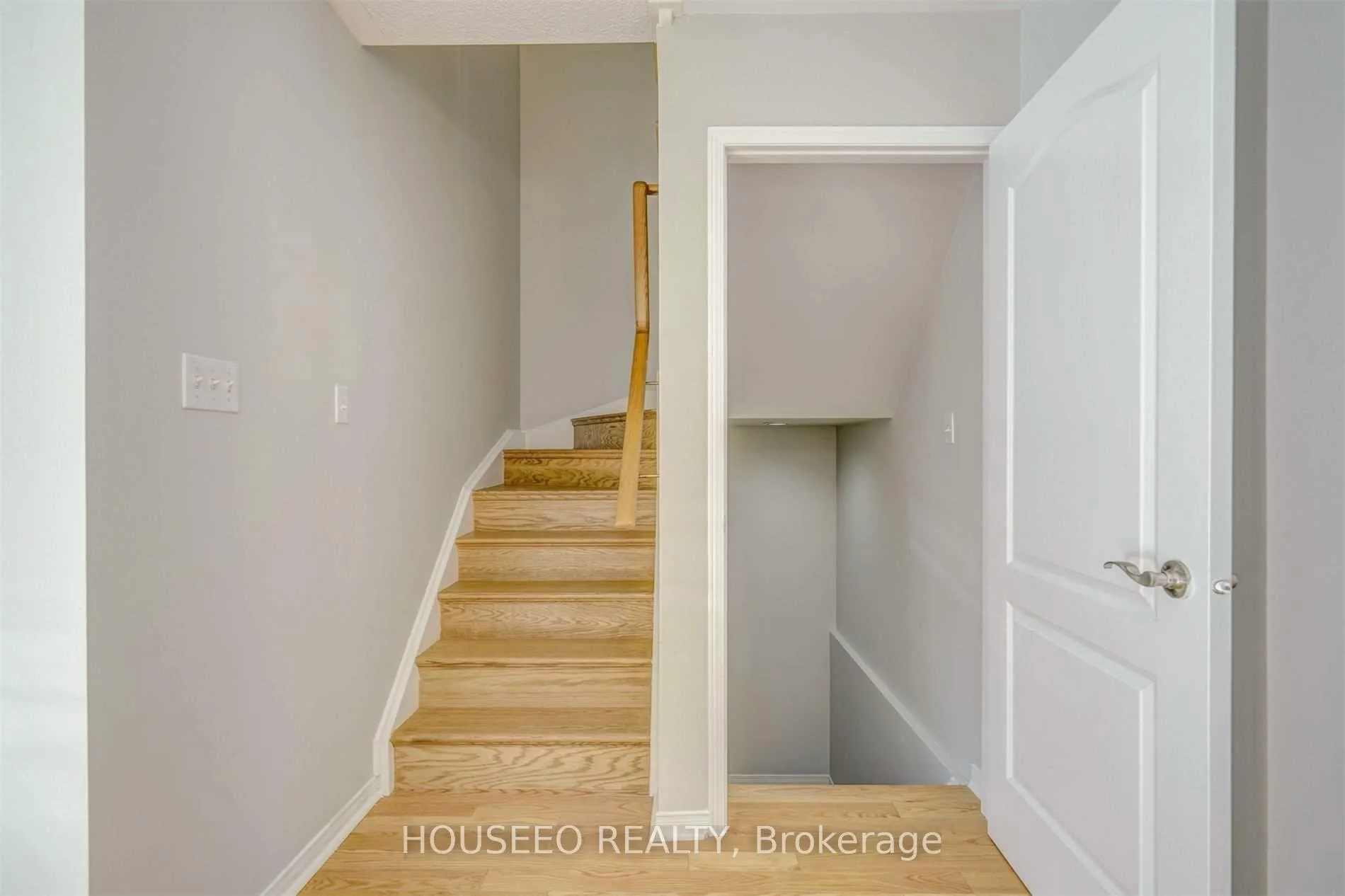 Photo 11 of 127 Farthingale Crescent, Brampton, Fletcher's Meadow — HOMEH