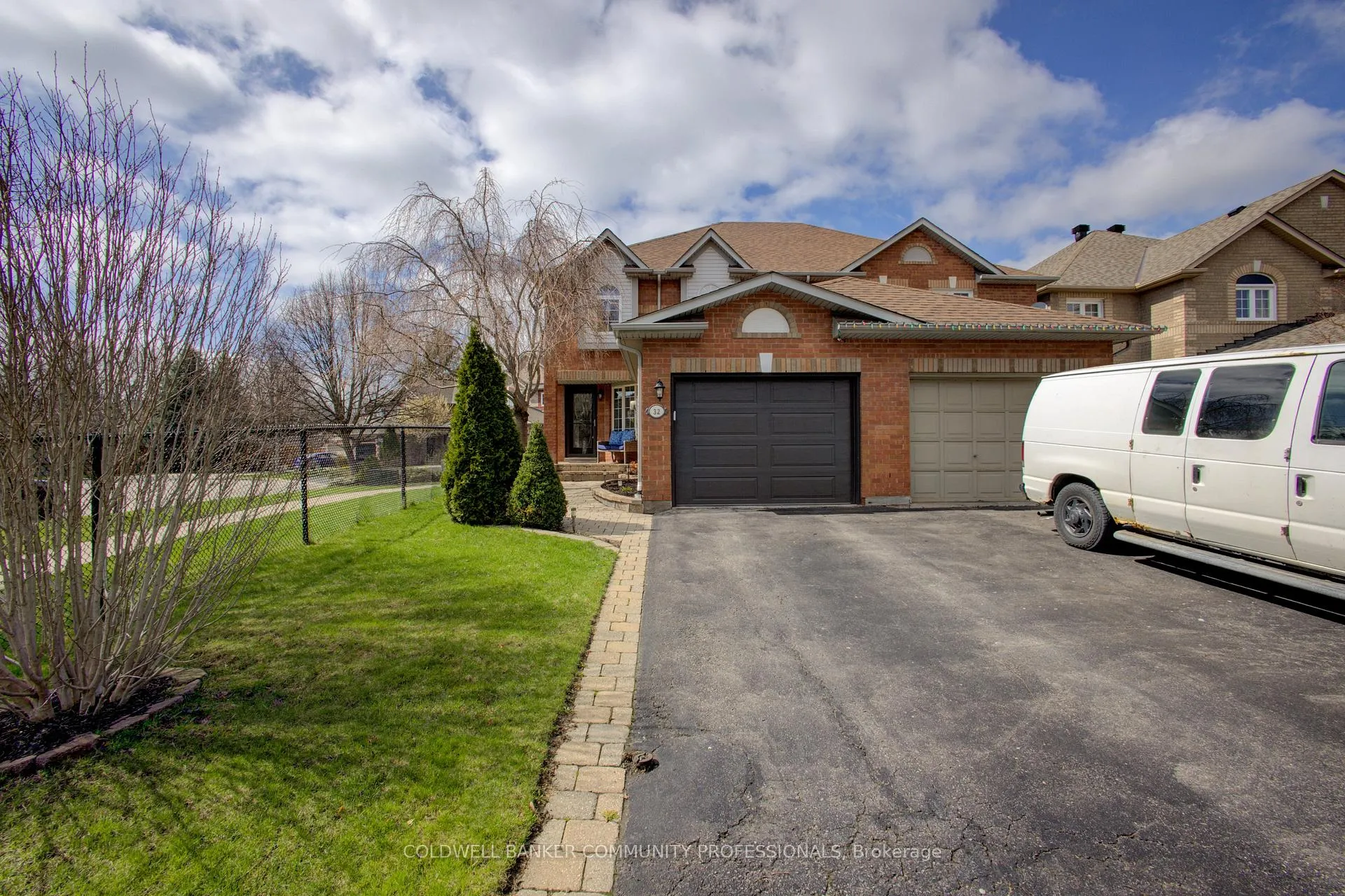 Photo 2 of 32 Mcclure Court, Halton Hills, Georgetown — HOMEH