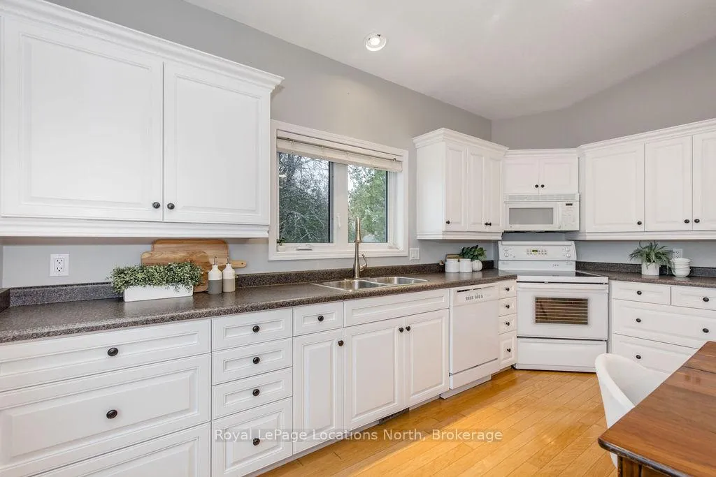 Photo 15 of 46 William Avenue, Wasaga Beach — HOMEH