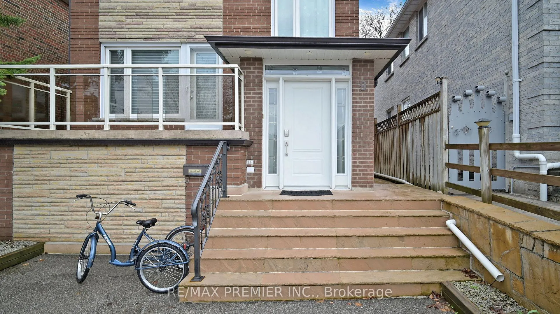 Photo 2 of 9 Tilden Crescent, Etobicoke, Humber Heights — HOMEH