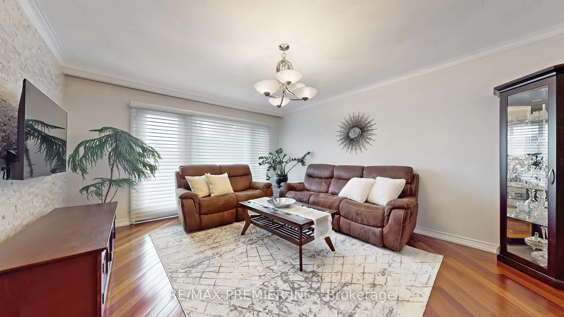 Photo 4 of 9 Tilden Crescent, Etobicoke, Humber Heights — HOMEH