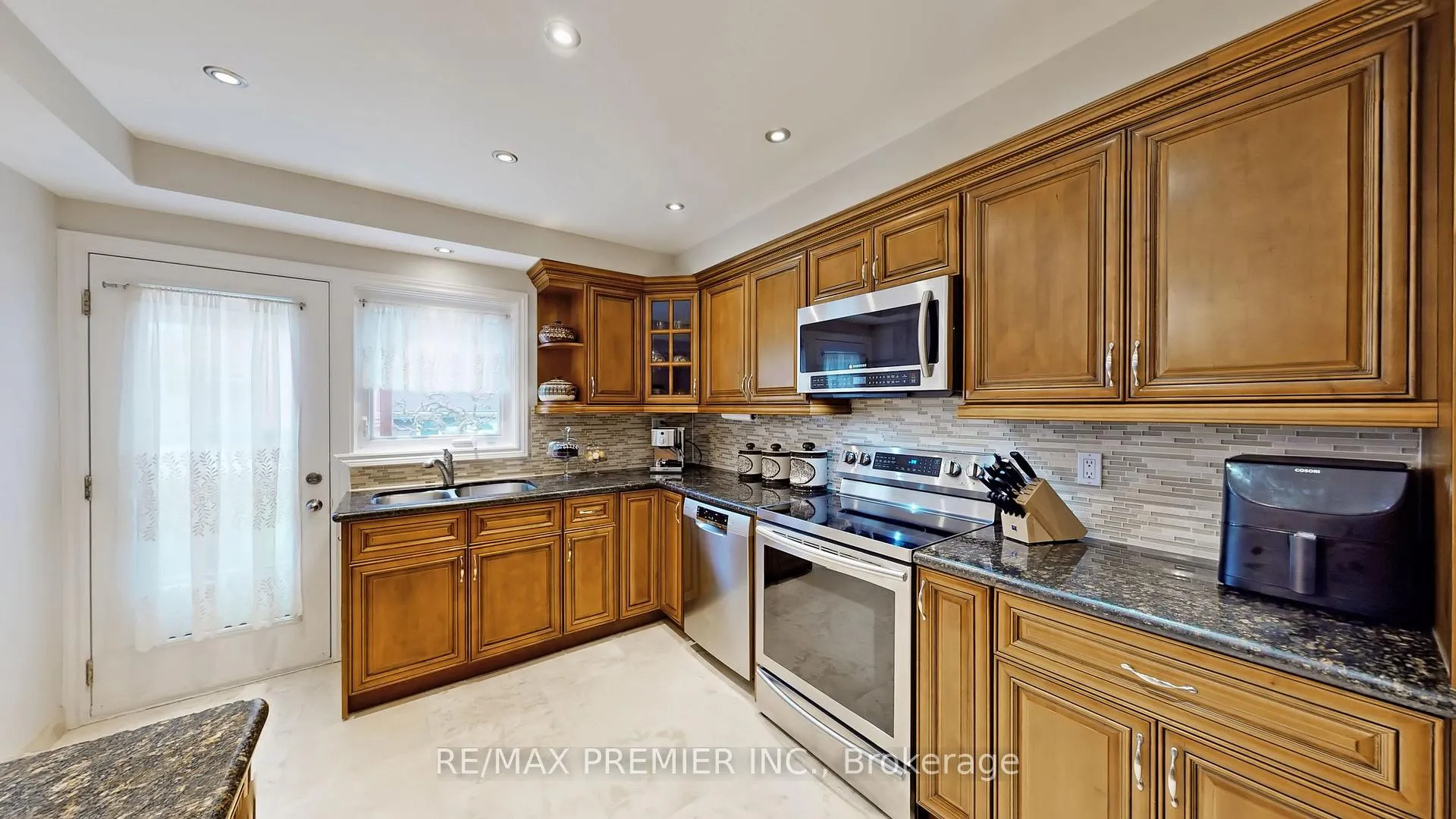 Photo 10 of 9 Tilden Crescent, Etobicoke, Humber Heights — HOMEH