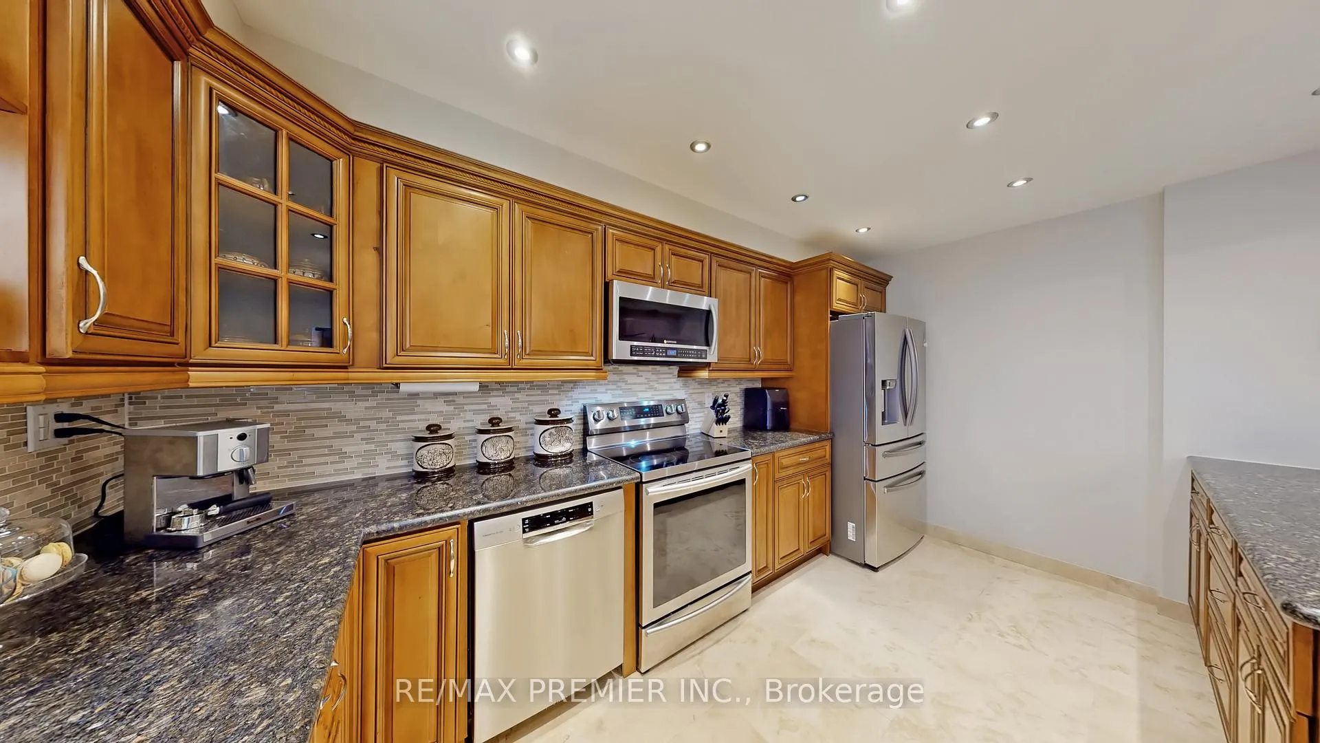 Photo 12 of 9 Tilden Crescent, Etobicoke, Humber Heights — HOMEH