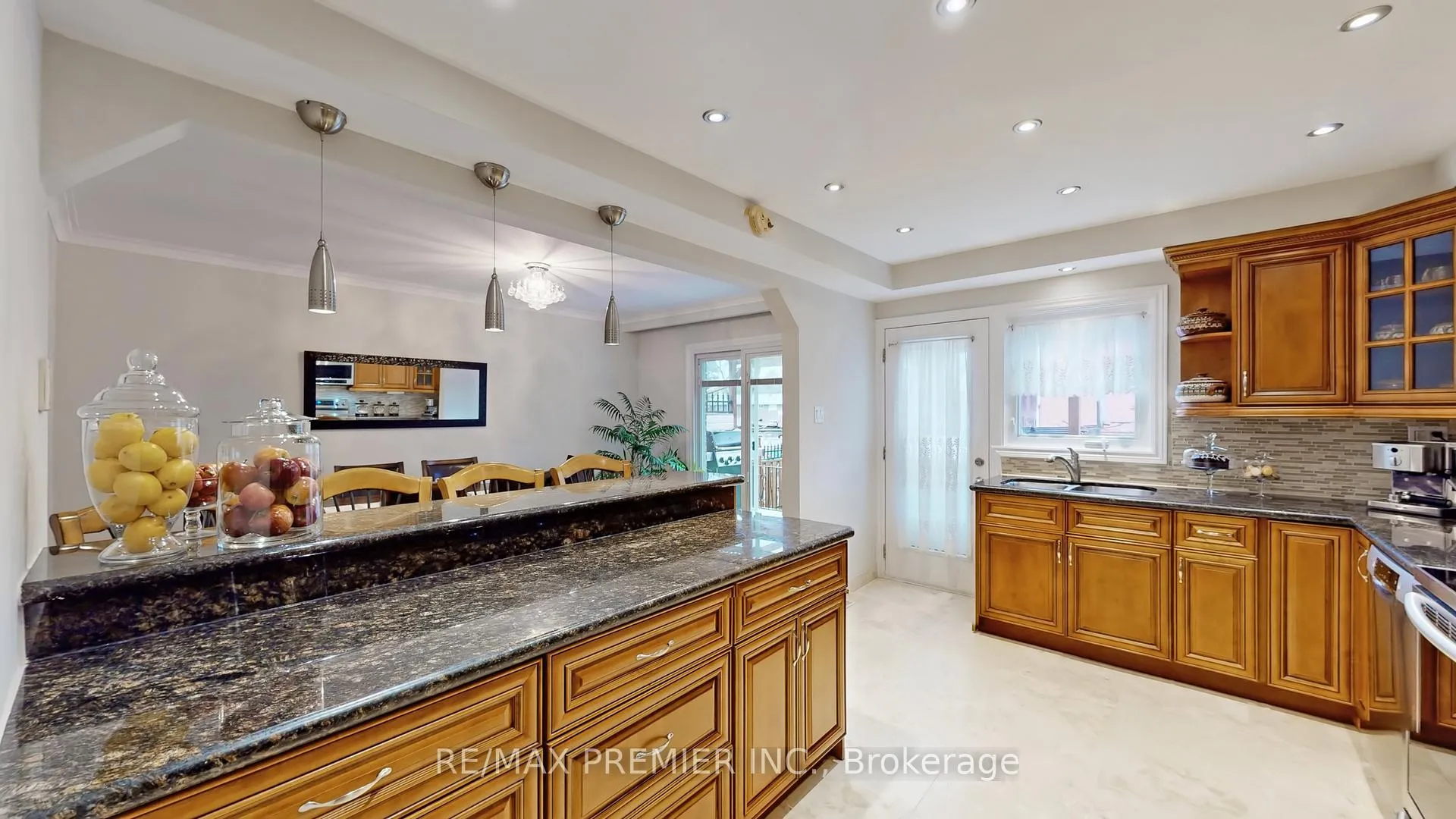 Photo 13 of 9 Tilden Crescent, Etobicoke, Humber Heights — HOMEH