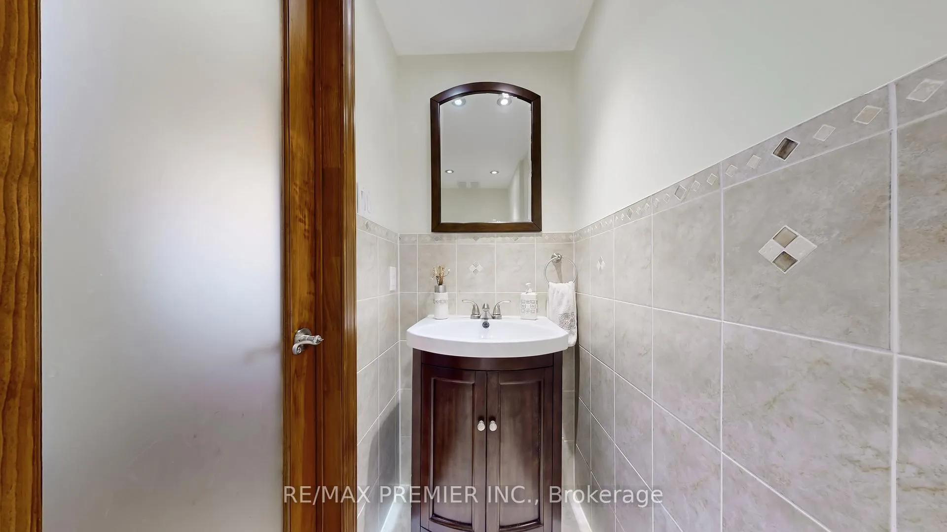 Photo 14 of 9 Tilden Crescent, Etobicoke, Humber Heights — HOMEH