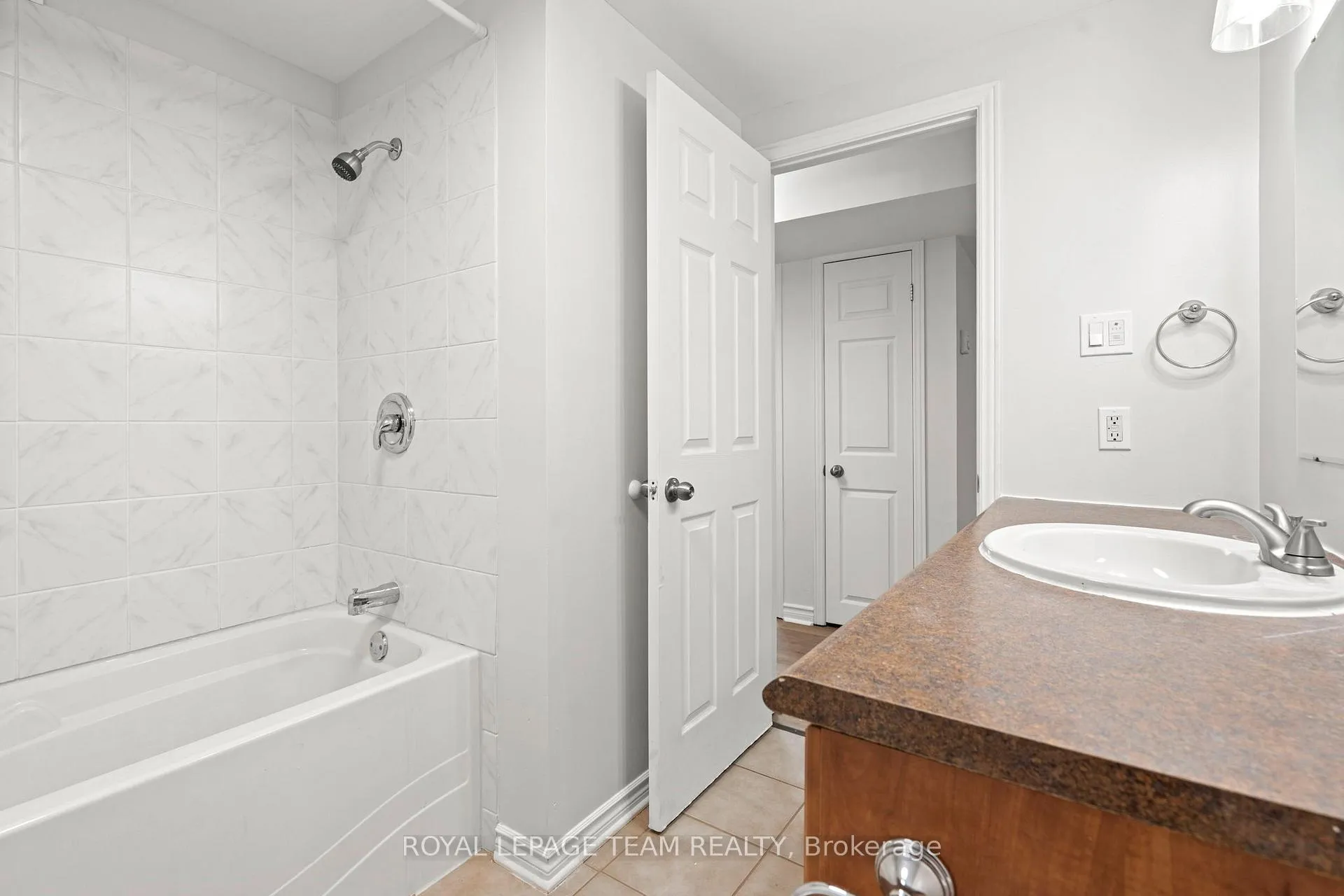 Photo 19 of Unit B, 1 Steel Street, Ottawa, Cardinal Heights — HOMEH