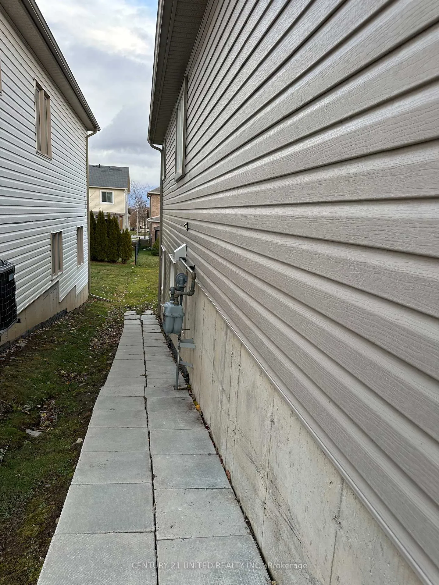 Photo 2 of 302 Blacksmith Way, Peterborough, Northcrest Ward 5 — HOMEH