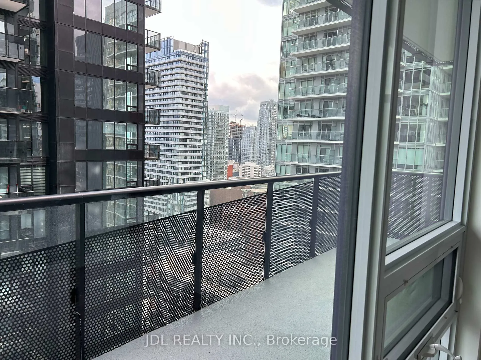 Photo 4 of Unit 2801, 117 Broadway Avenue, Toronto, Mount Pleasant West — HOMEH