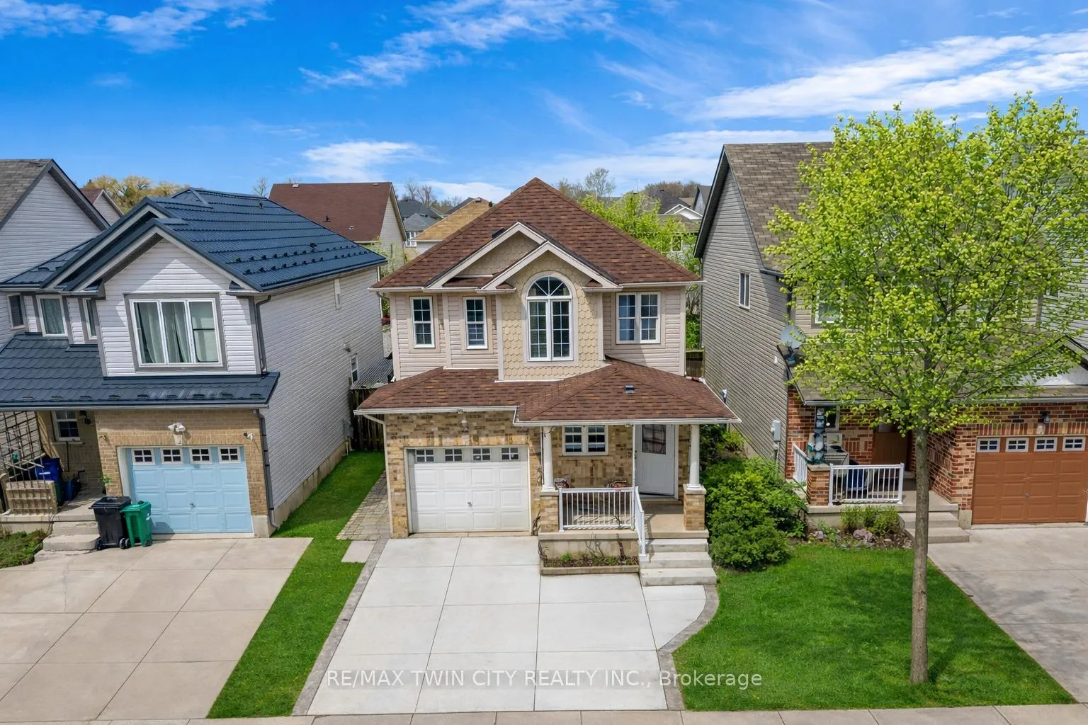 Photo 2 of 22 Dahlia Street, Kitchener — HOMEH