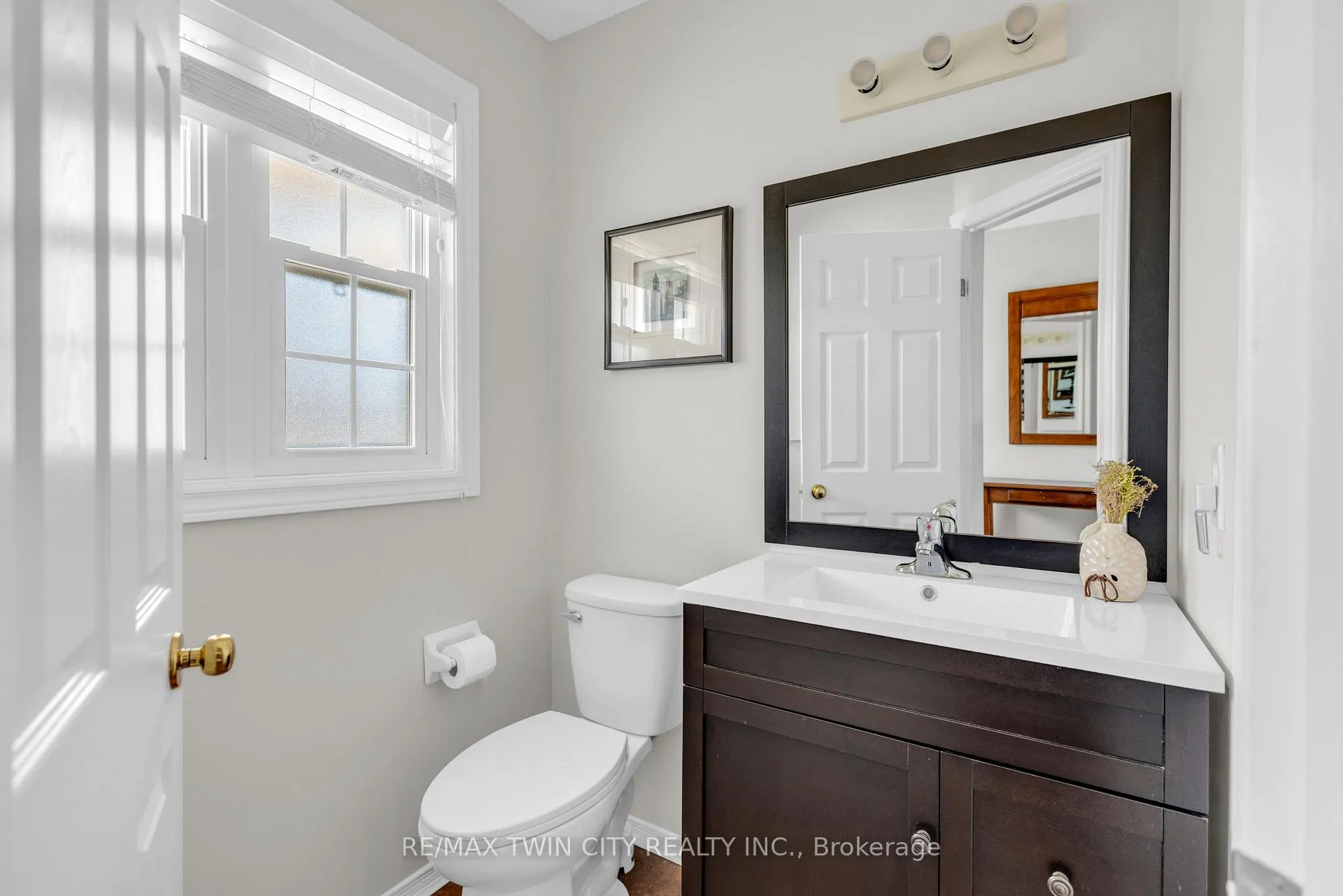 Photo 5 of 22 Dahlia Street, Kitchener — HOMEH