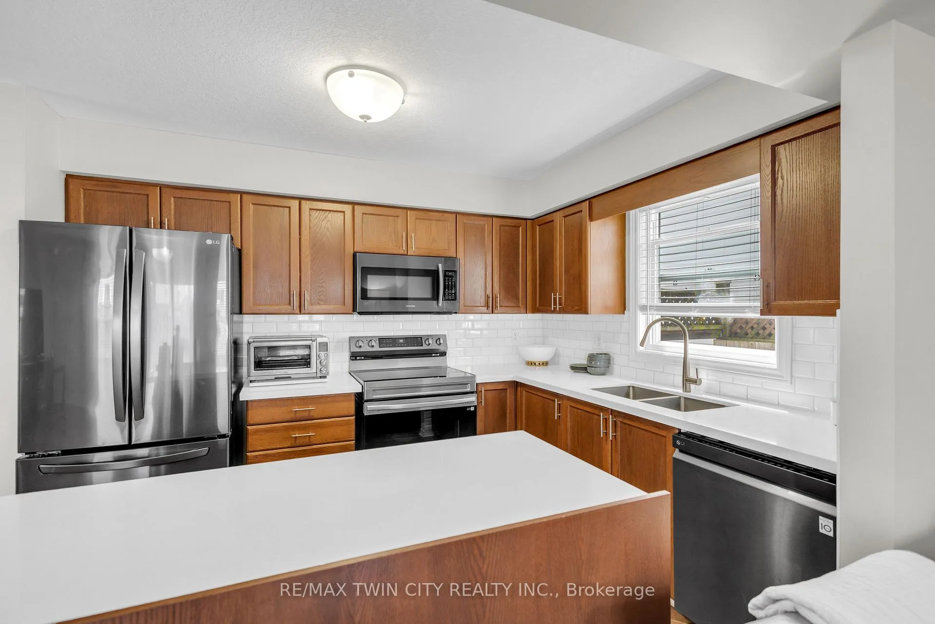 Photo 12 of 22 Dahlia Street, Kitchener — HOMEH