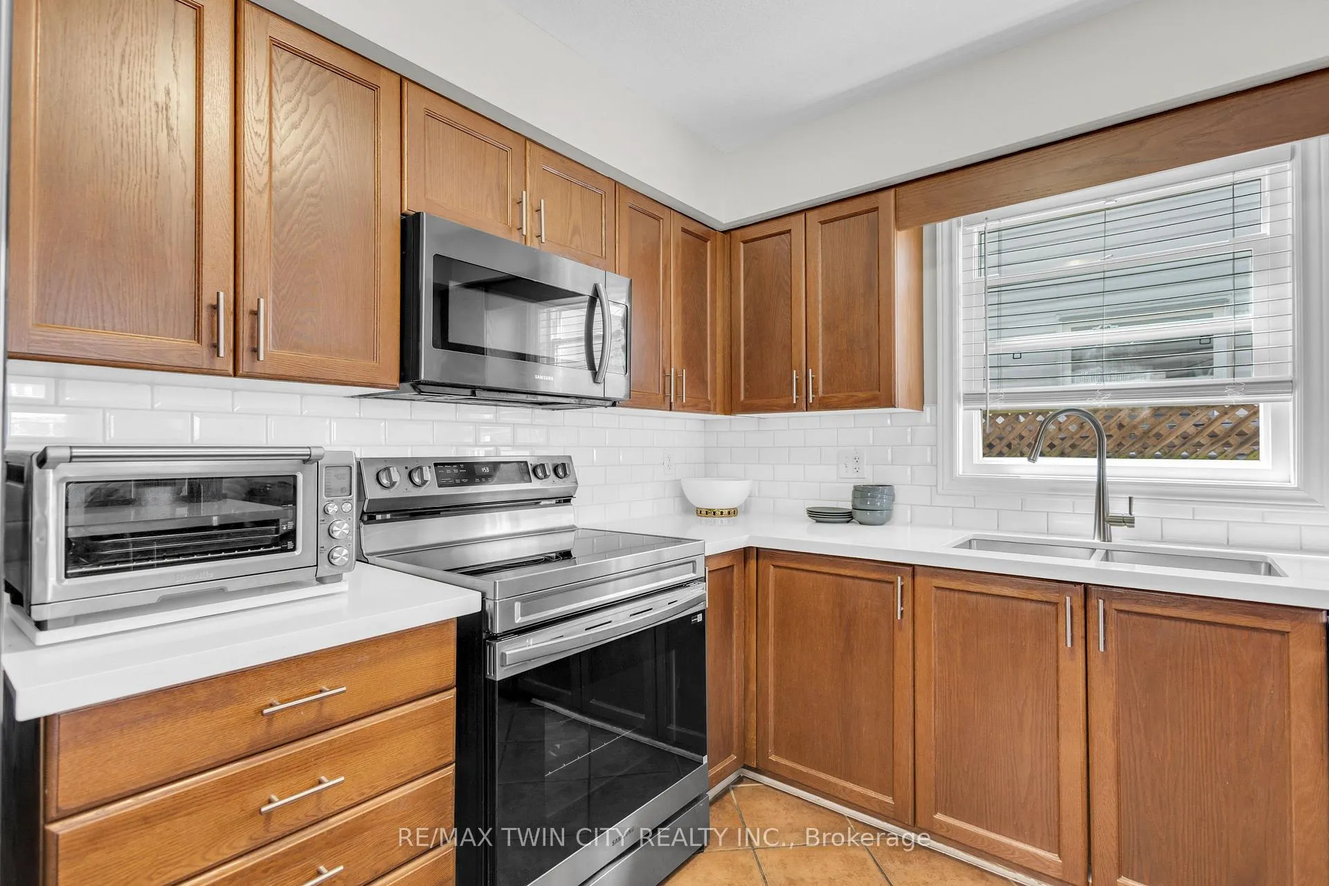Photo 13 of 22 Dahlia Street, Kitchener — HOMEH