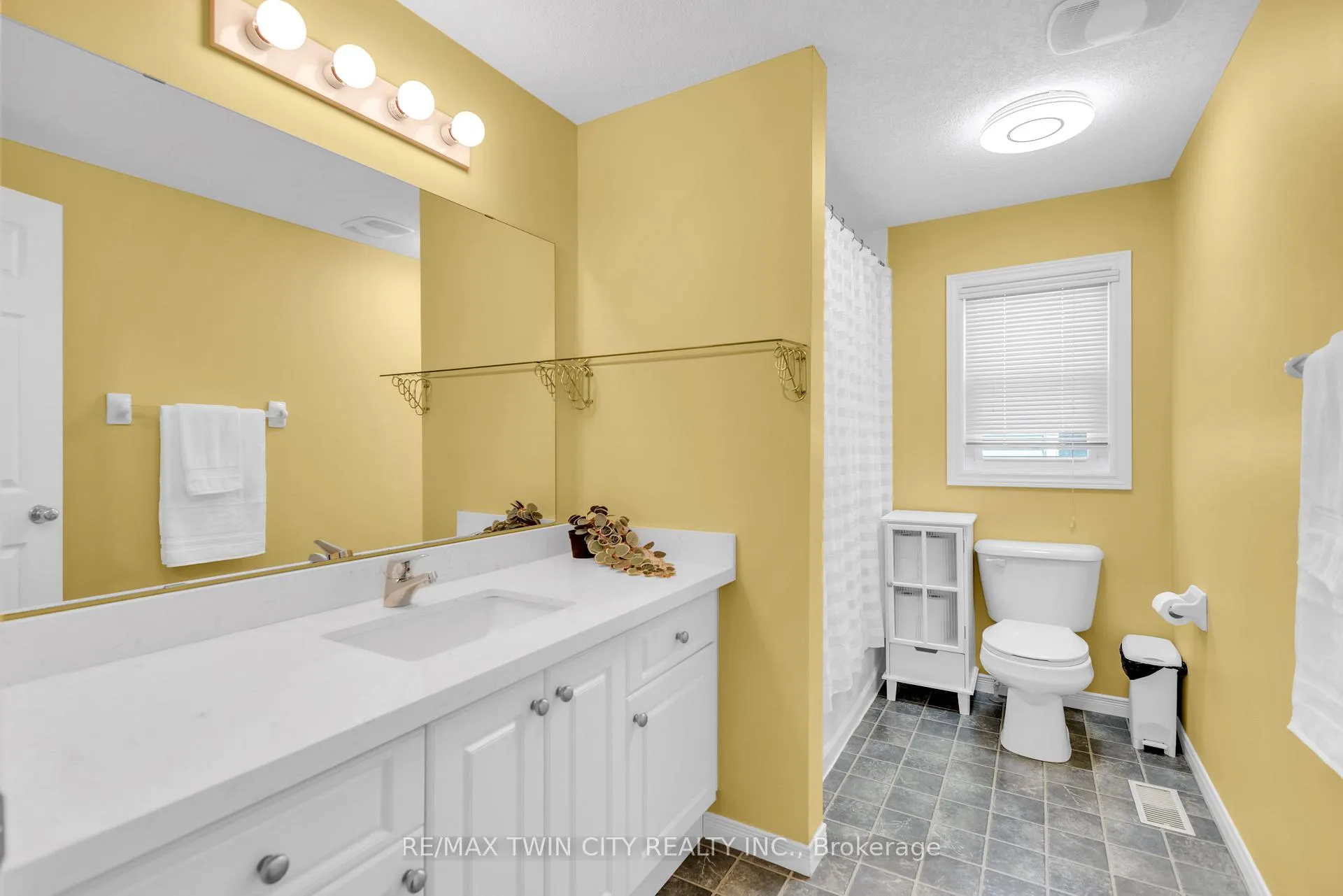 Photo 23 of 22 Dahlia Street, Kitchener — HOMEH